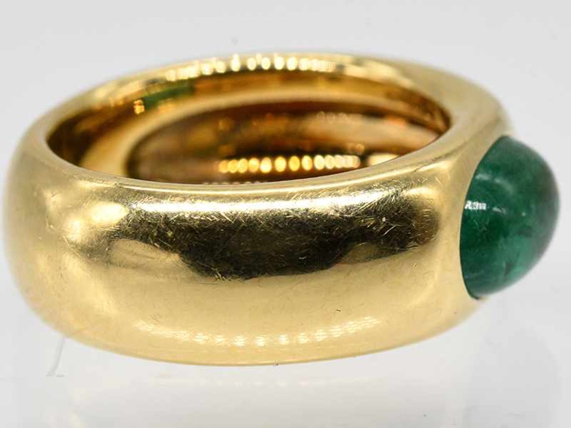 Bandring mit Smaragd-Cabochon, Goldschmiedearbeit, 21. Jh. Bandring mit Smaragd-Cabochon, - Bild 2 aus 4