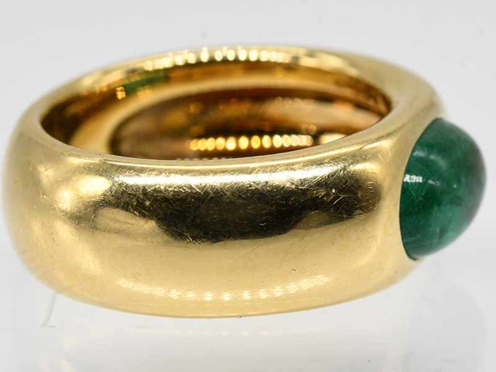 Bandring mit Smaragd-Cabochon, Goldschmiedearbeit, 21. Jh. Bandring mit Smaragd-Cabochon, - Image 2 of 4