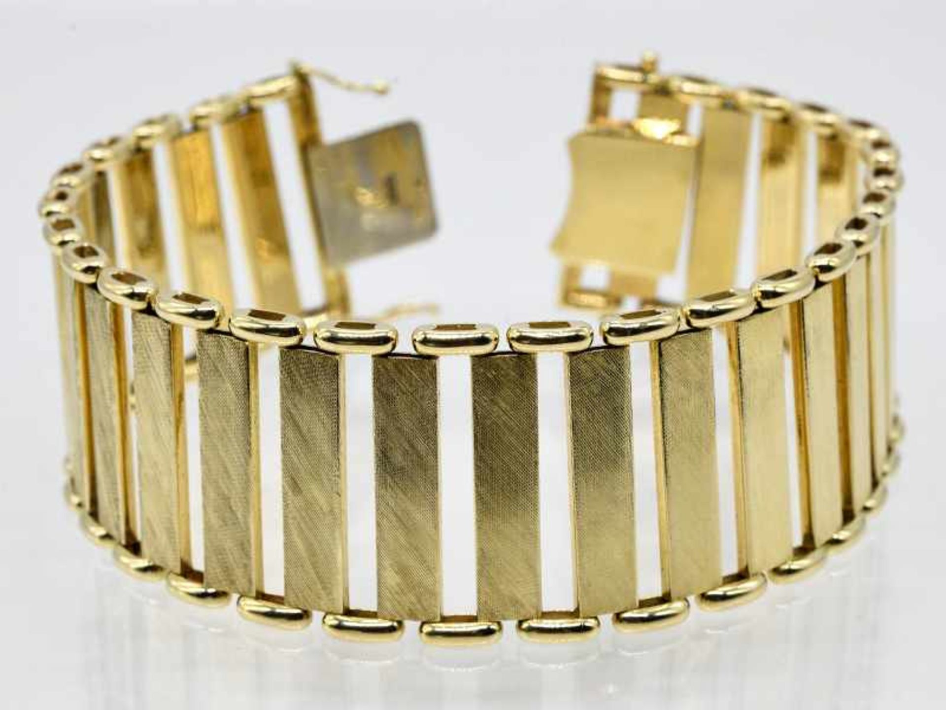 Breites goldenes Gliederarmband, 80-er Jahre. Breites goldenes Gliederarmband, 80-er Jahre. 585/-