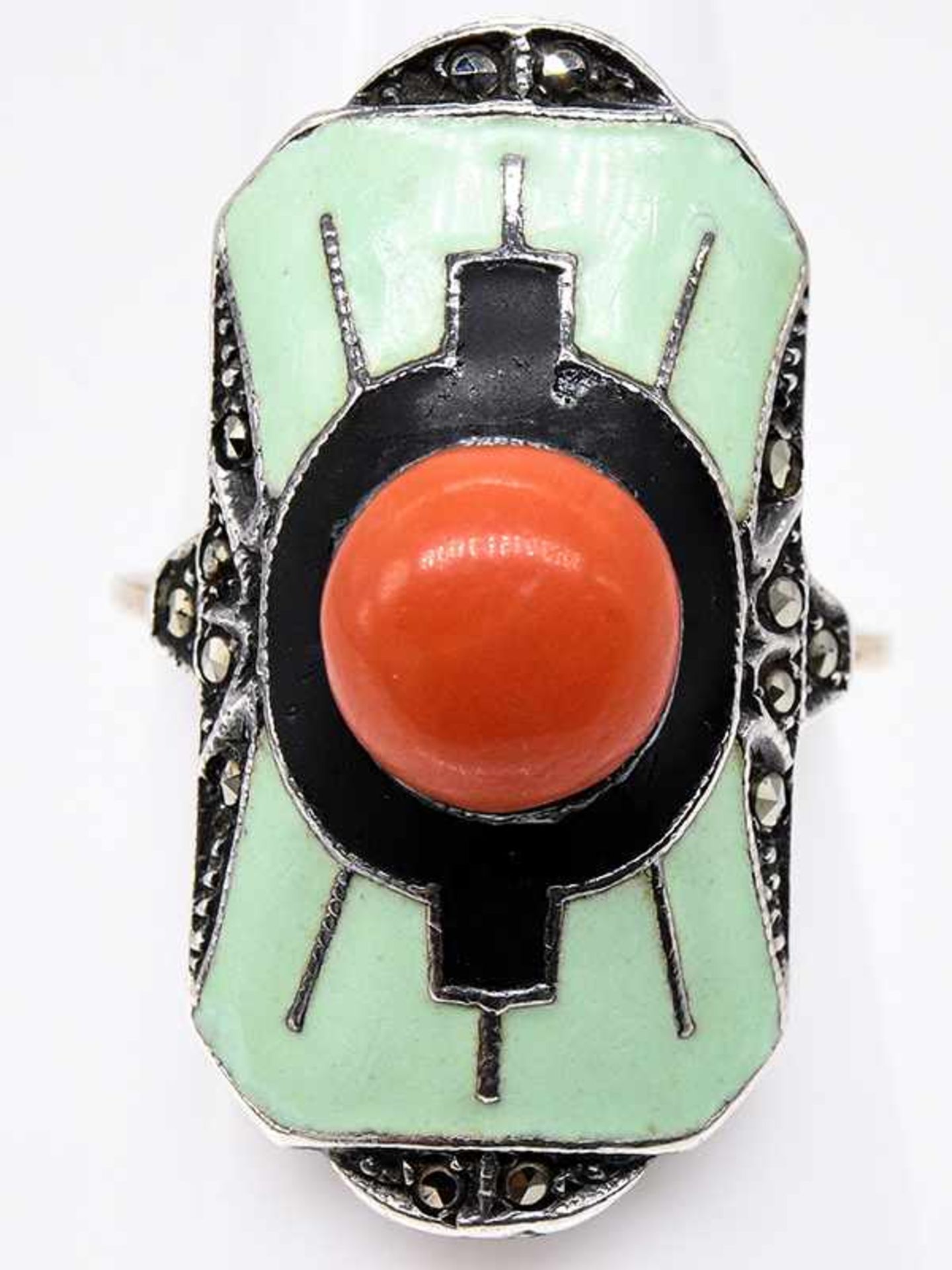 Ring mit Korallen-Bouton, Markasiten und Emaille, Theodor Fahrner, Art Deco. Ring mit Korallen-