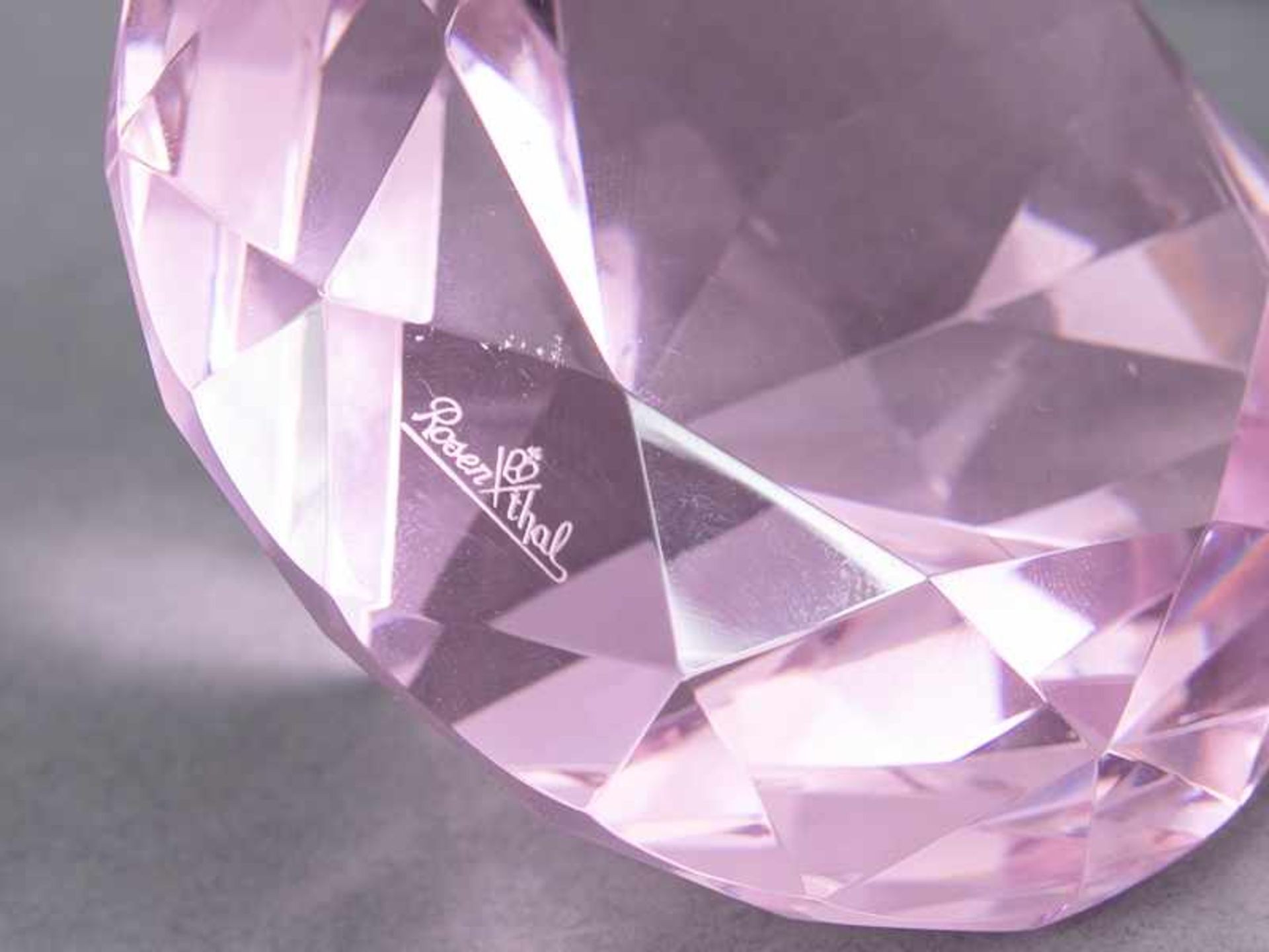 Paperweight in Diamantform, Rosenthal, 20./21. Jh. Paperweight in Diamantform, Rosenthal, 20./21. - Bild 4 aus 6