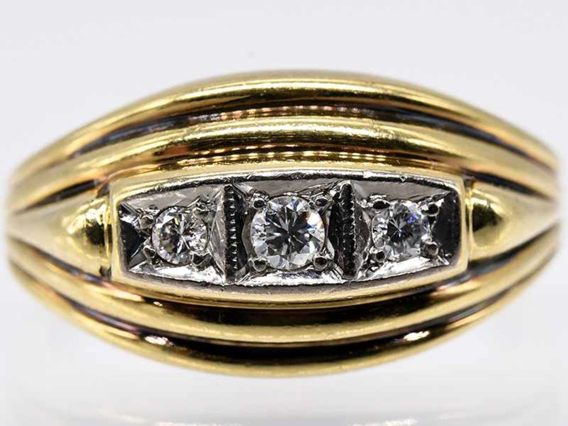 Ring mit 3 Brillanten, zusammen ca. 0,1 ct, 70-er Jahre. Ring mit 3 Brillanten, zusammen ca. 0,1