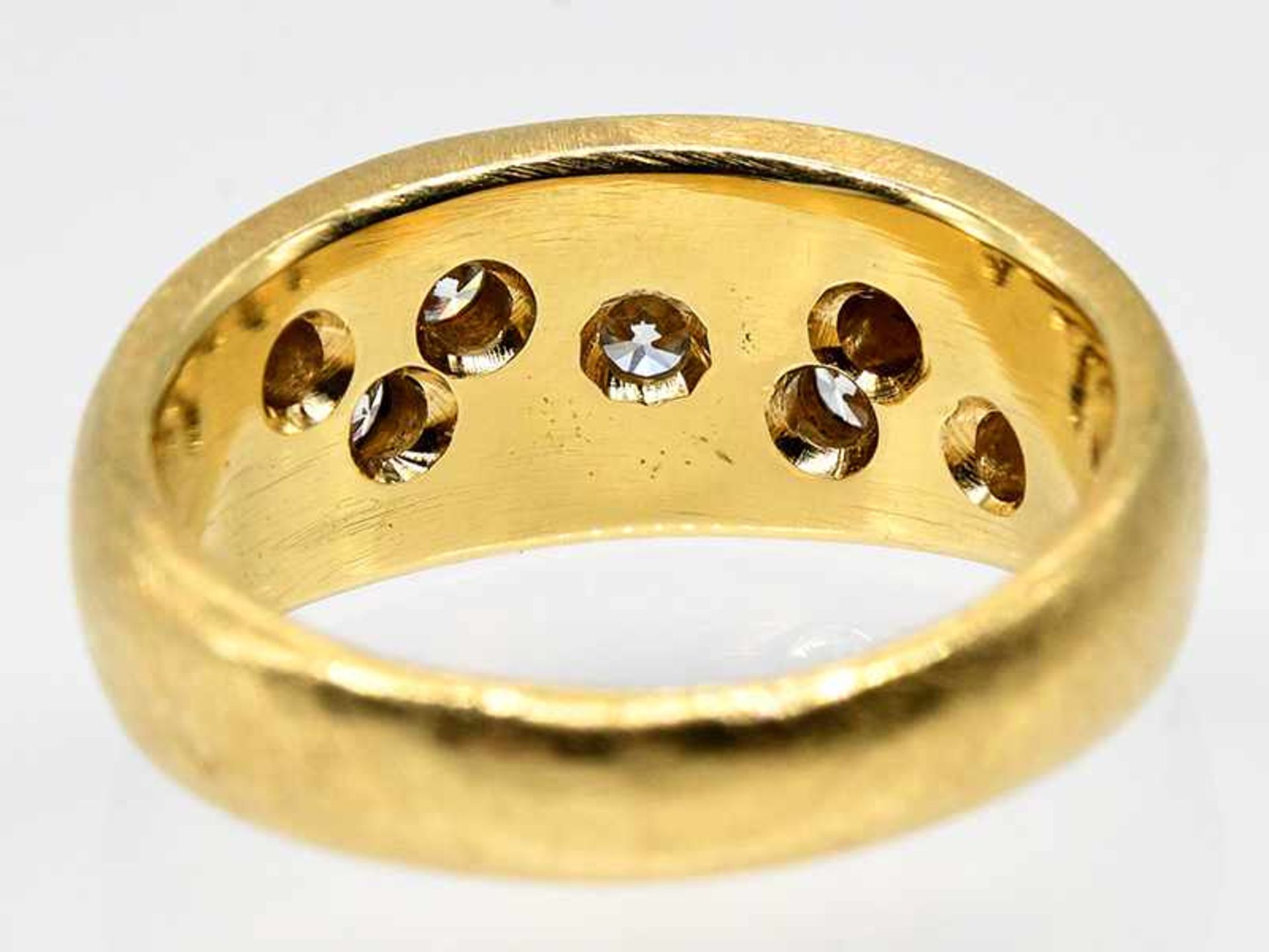 Bandring mit 7 Brillanten, zusammen ca. 0,7 ct, Goldschmiedearbeit, 21. Jh. Bandring mit 7 - Image 3 of 3