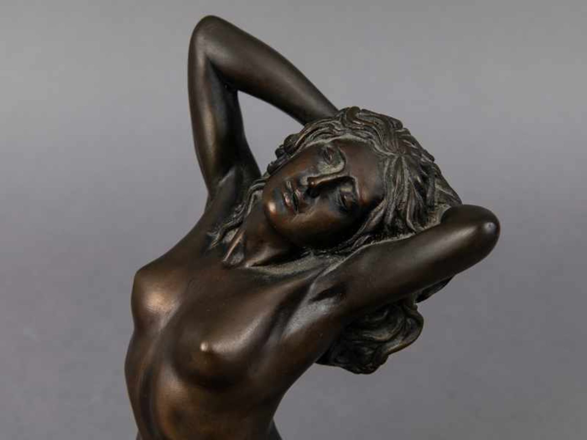 da Verscio, Sandro (* 1941). da Verscio, Sandro (* 1941). Bronzeplastik "Weiblicher Akt", 1995; auf - Bild 5 aus 7