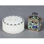Miniatur-Flakon mit Cloisonnédekor und Blüten-Deckeldose, China bzw. Ostasien, um 1900. Miniatur-