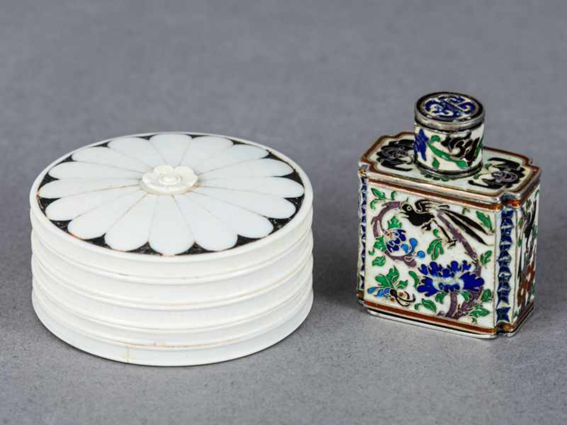 Miniatur-Flakon mit Cloisonnédekor und Blüten-Deckeldose, China bzw. Ostasien, um 1900. Miniatur-