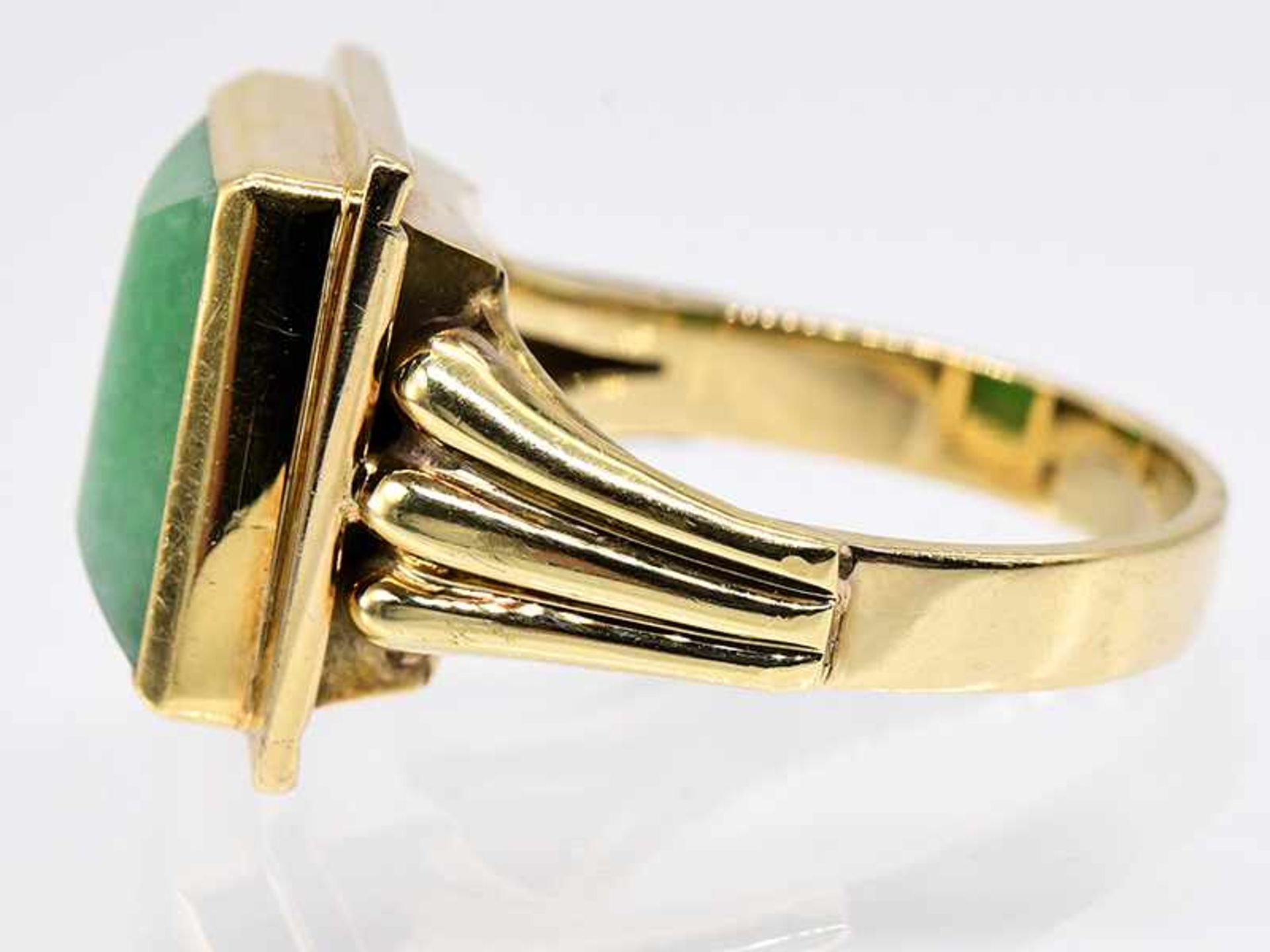 Ring mit Jade-Cabochon, Goldschmiedearbeit, 60-er Jahre. Ring mit Jade-Cabochon, - Image 3 of 4