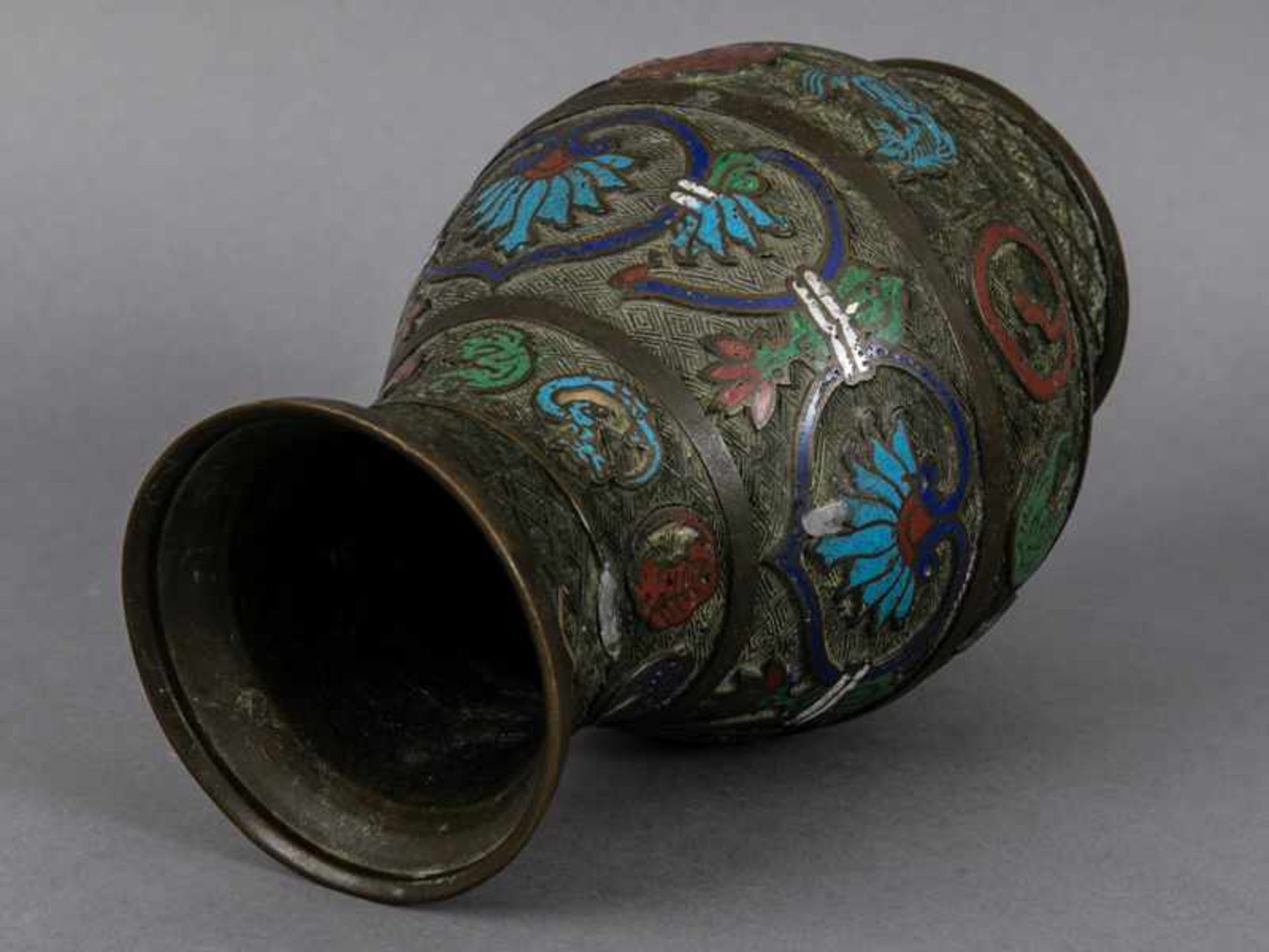 Vase mit Emaille-Cloisonné-Dekor, China, wohl 19. Jh. Vase mit Emaille-Cloisonné-Dekor, China, wohl - Image 3 of 4