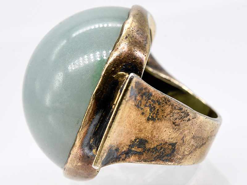 Großer Ring mit Jade-Cabochon, Goldschmiedearbeit, 80-er Jahre. Großer Ring mit Jade-Cabochon, - Image 2 of 3