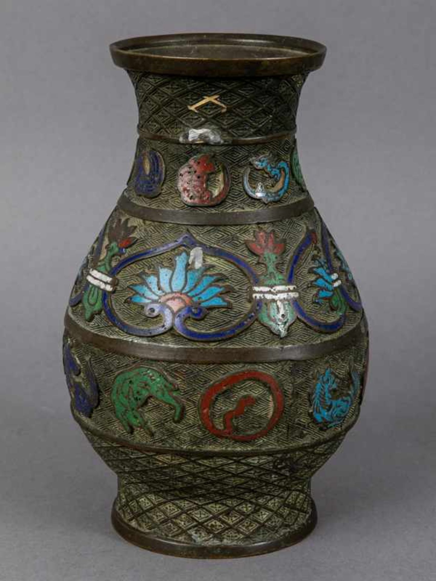 Vase mit Emaille-Cloisonné-Dekor, China, wohl 19. Jh. Vase mit Emaille-Cloisonné-Dekor, China, wohl - Image 2 of 4