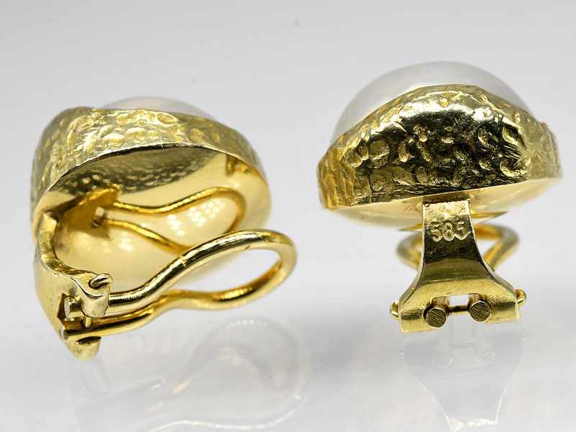 Paar Ohrclips mit Mabé-Perlen, Goldschmiedearbeit, 21. Jh. Paar Ohrclips mit Mabé-Perlen, - Bild 3 aus 3