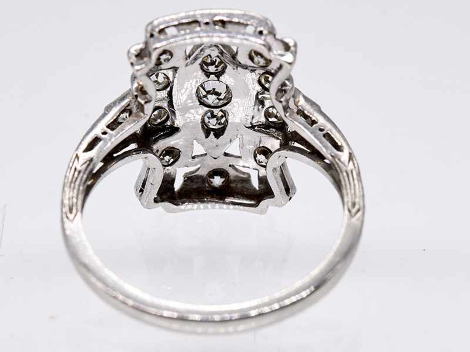 Ring mit 15 Altschliff-Diamanten, zusammen ca. 0,2 ct, Art Deco. Ring mit 15 Altschliff-Diamanten, - Image 6 of 6