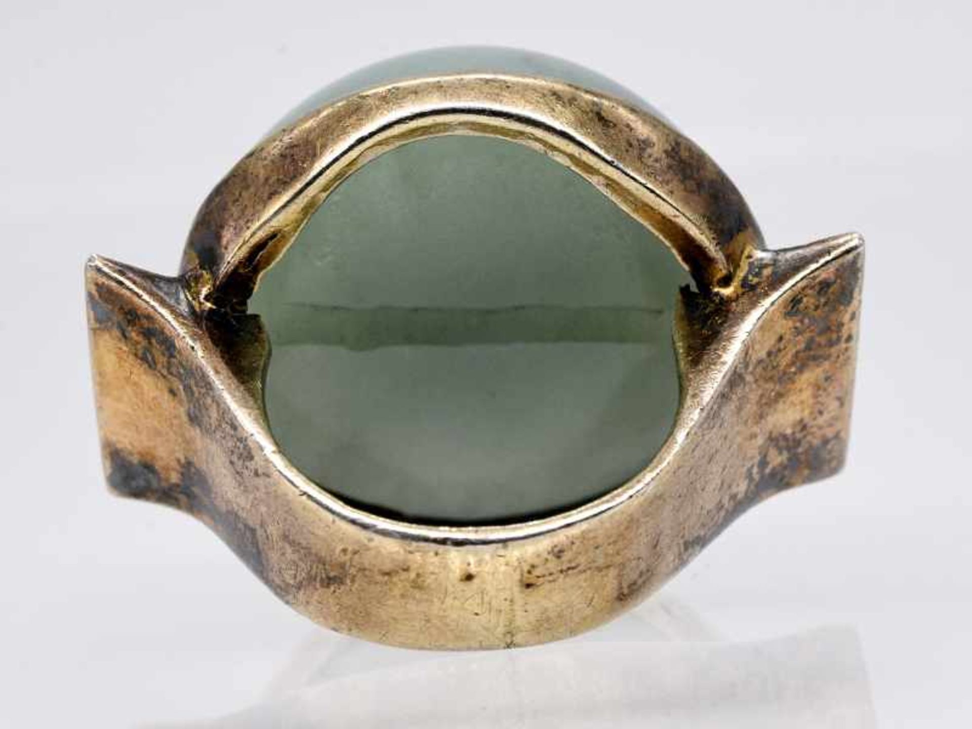 Großer Ring mit Jade-Cabochon, Goldschmiedearbeit, 80-er Jahre. Großer Ring mit Jade-Cabochon, - Image 3 of 3