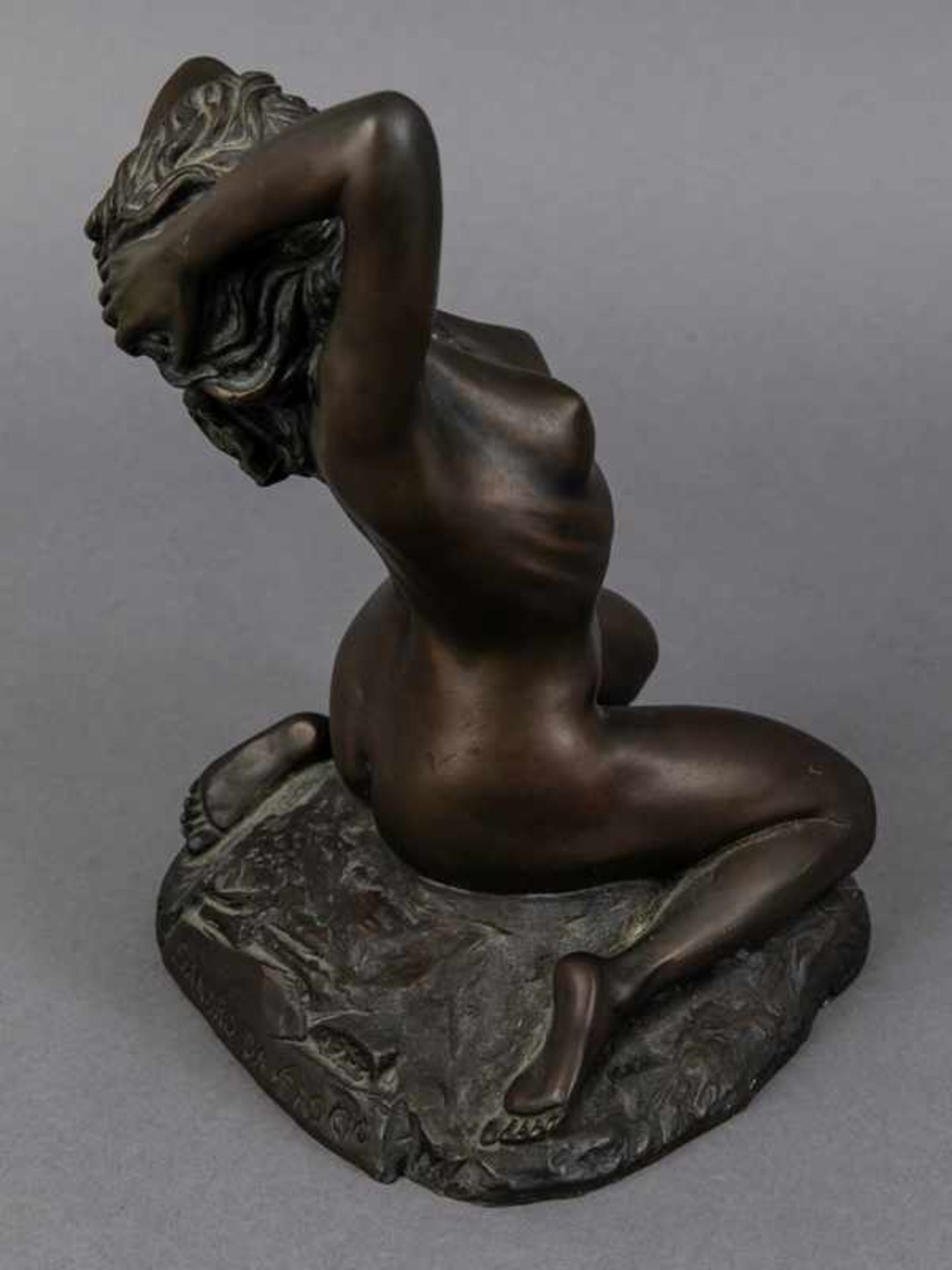 da Verscio, Sandro (* 1941). da Verscio, Sandro (* 1941). Bronzeplastik "Weiblicher Akt", 1995; auf - Bild 2 aus 7