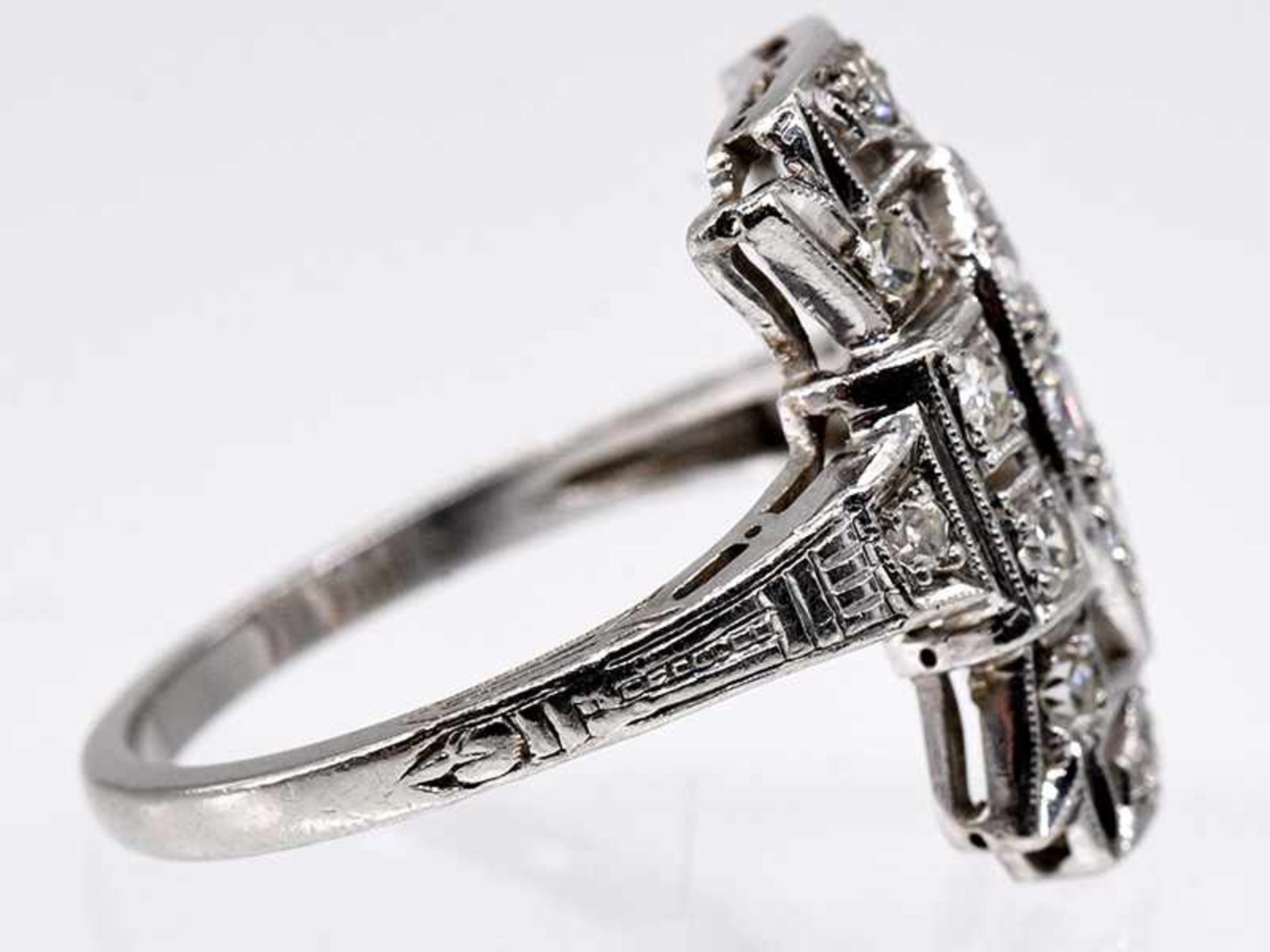 Ring mit 15 Altschliff-Diamanten, zusammen ca. 0,2 ct, Art Deco. Ring mit 15 Altschliff-Diamanten, - Image 3 of 6