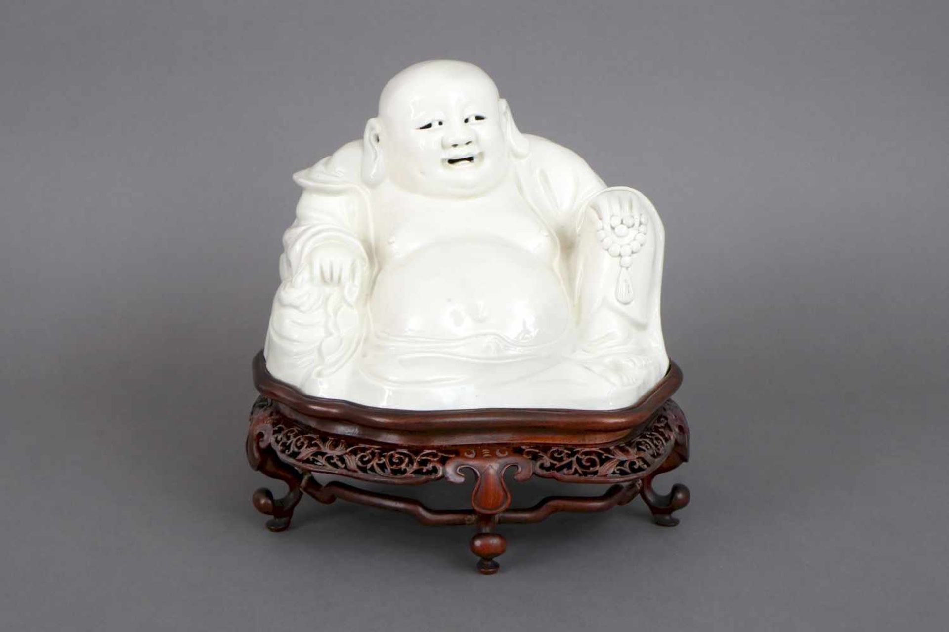 Chinesische blanc-de-Chine Buddhafigur