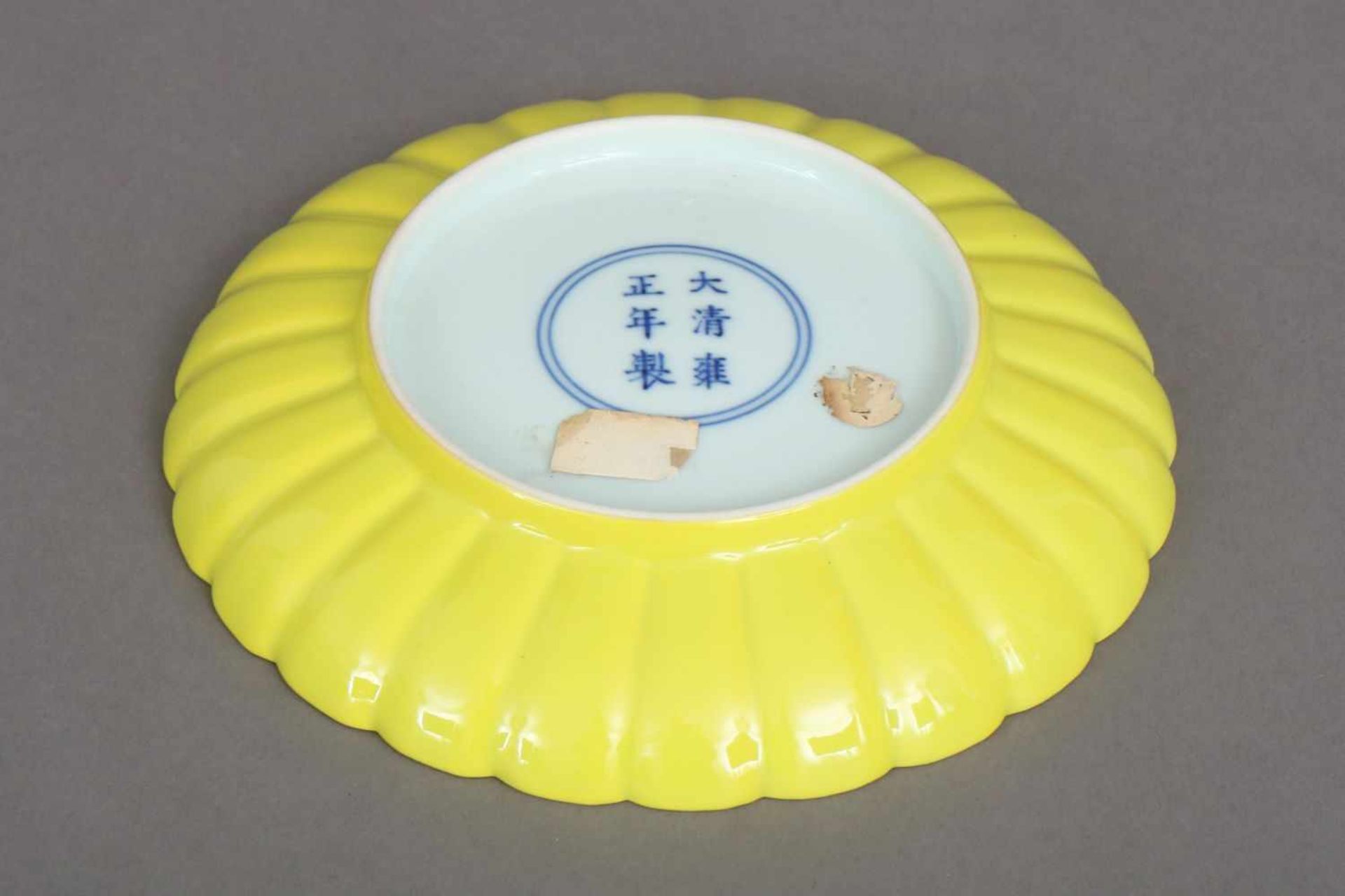 Chinesischer Porzellanteller mit kaisergelbem Fond - Image 2 of 3