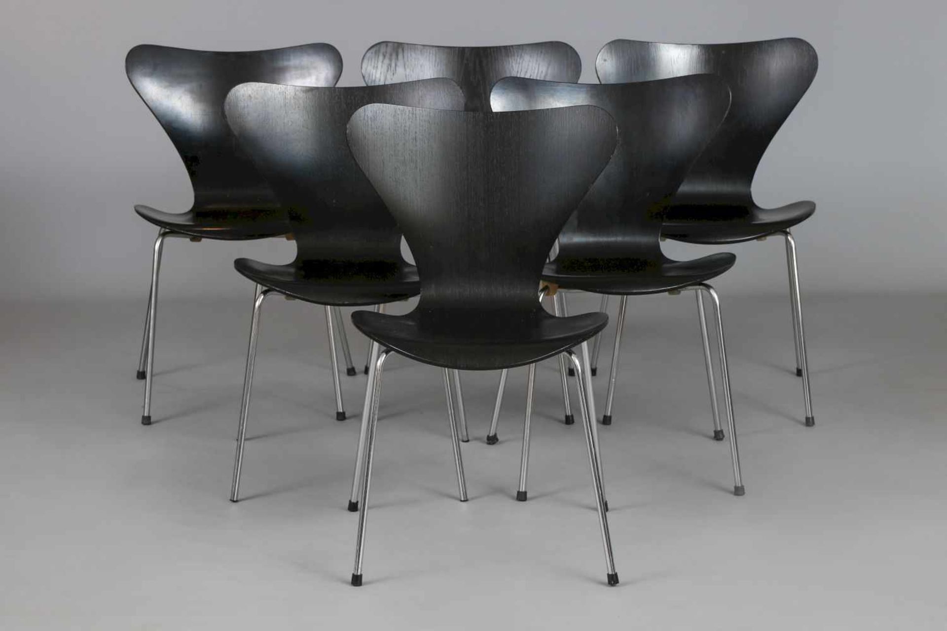 6 ARNE JACOBSEN Stühle ¨Serie 7¨ (3107)<br