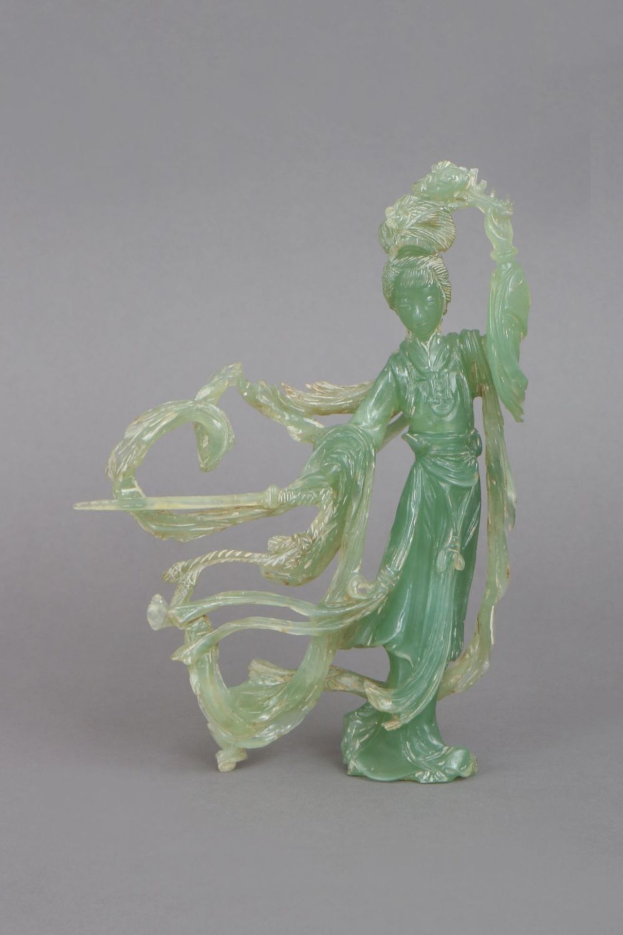 Jadefigur ¨Guanyin mit Schwert¨<b