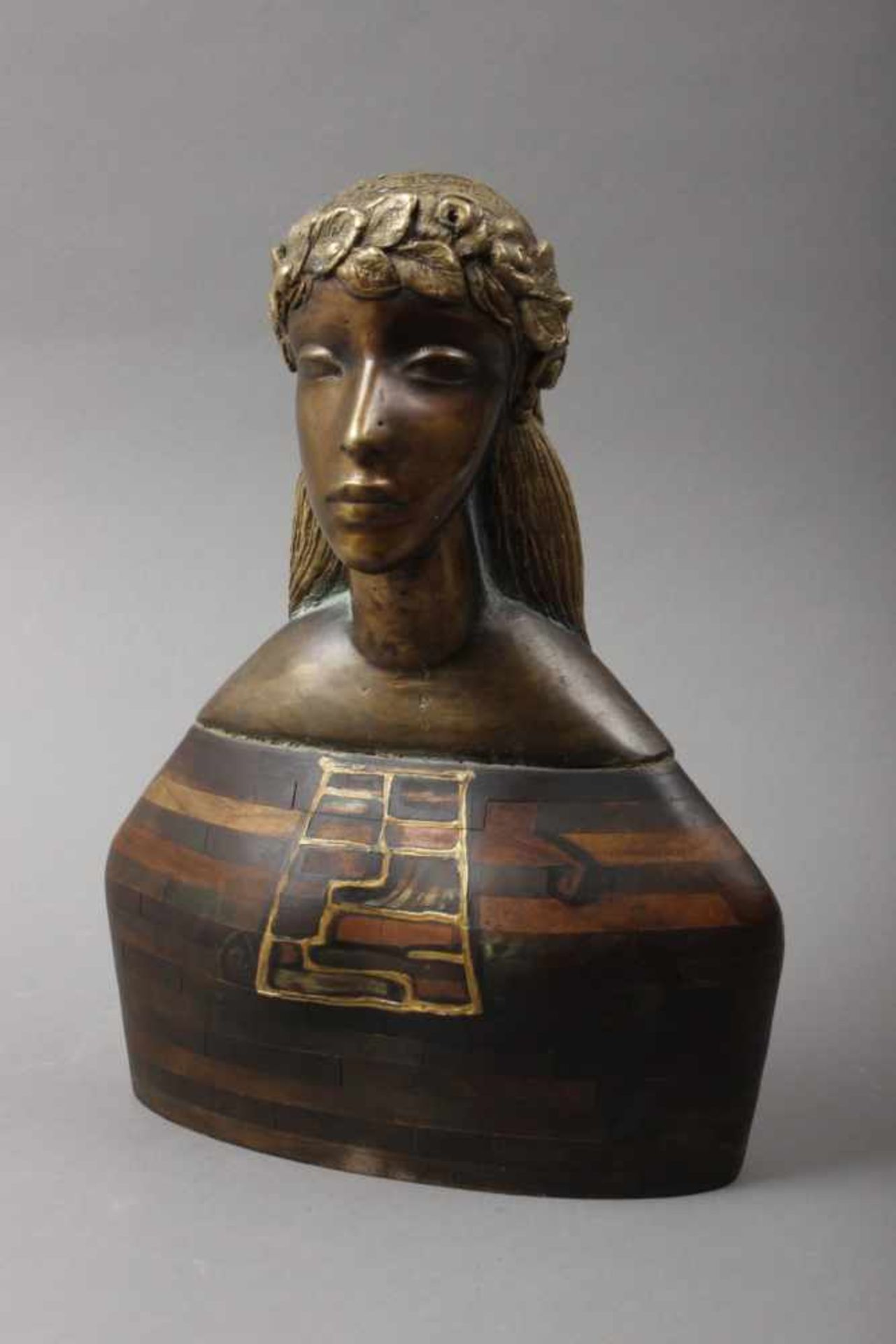 Bronzefigur ¨Büste einer jungen Frau mit langem Haar und Blütenkranz¨<br