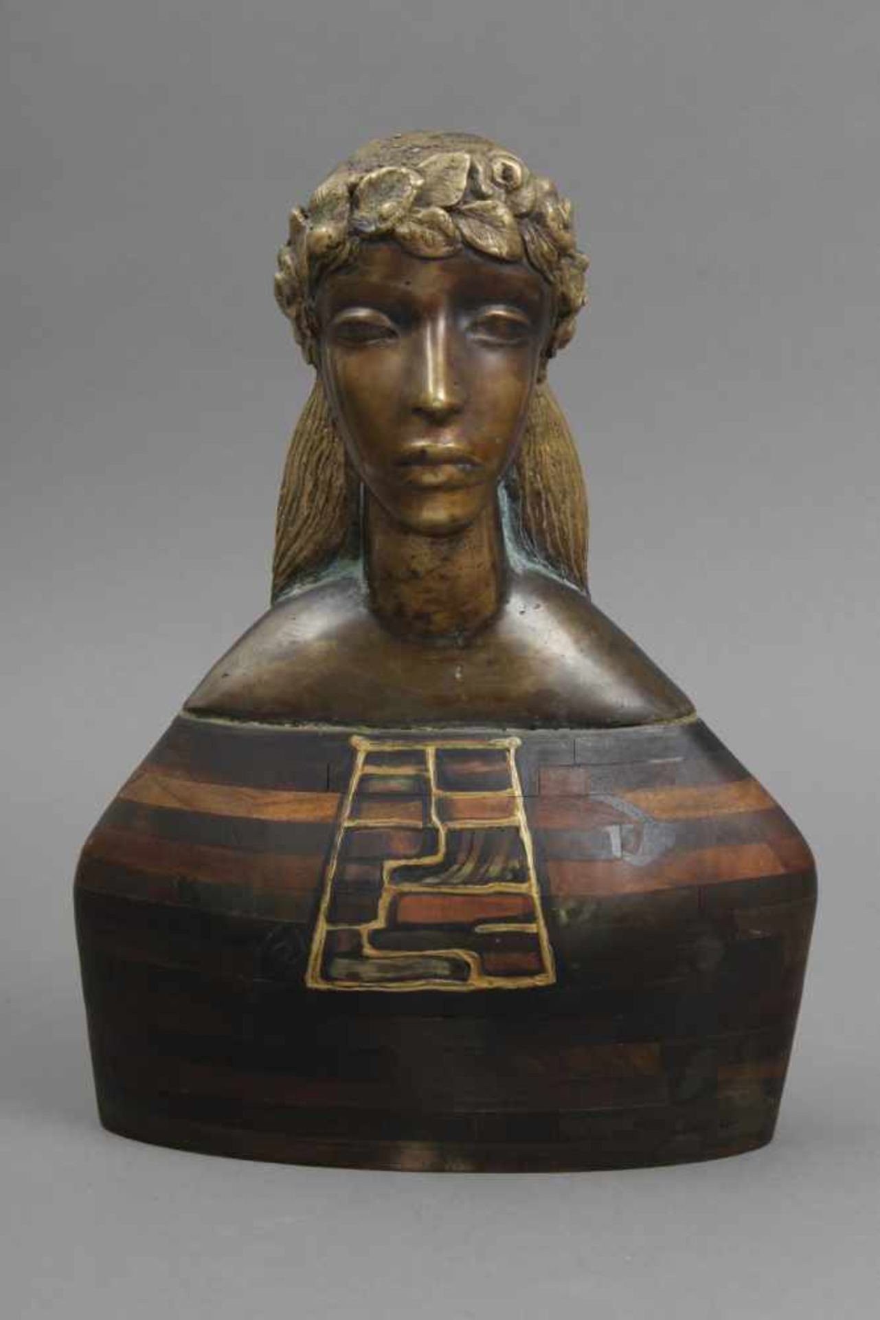 Bronzefigur ¨Büste einer jungen Frau mit langem Haar und Blütenkranz¨<br - Bild 2 aus 2