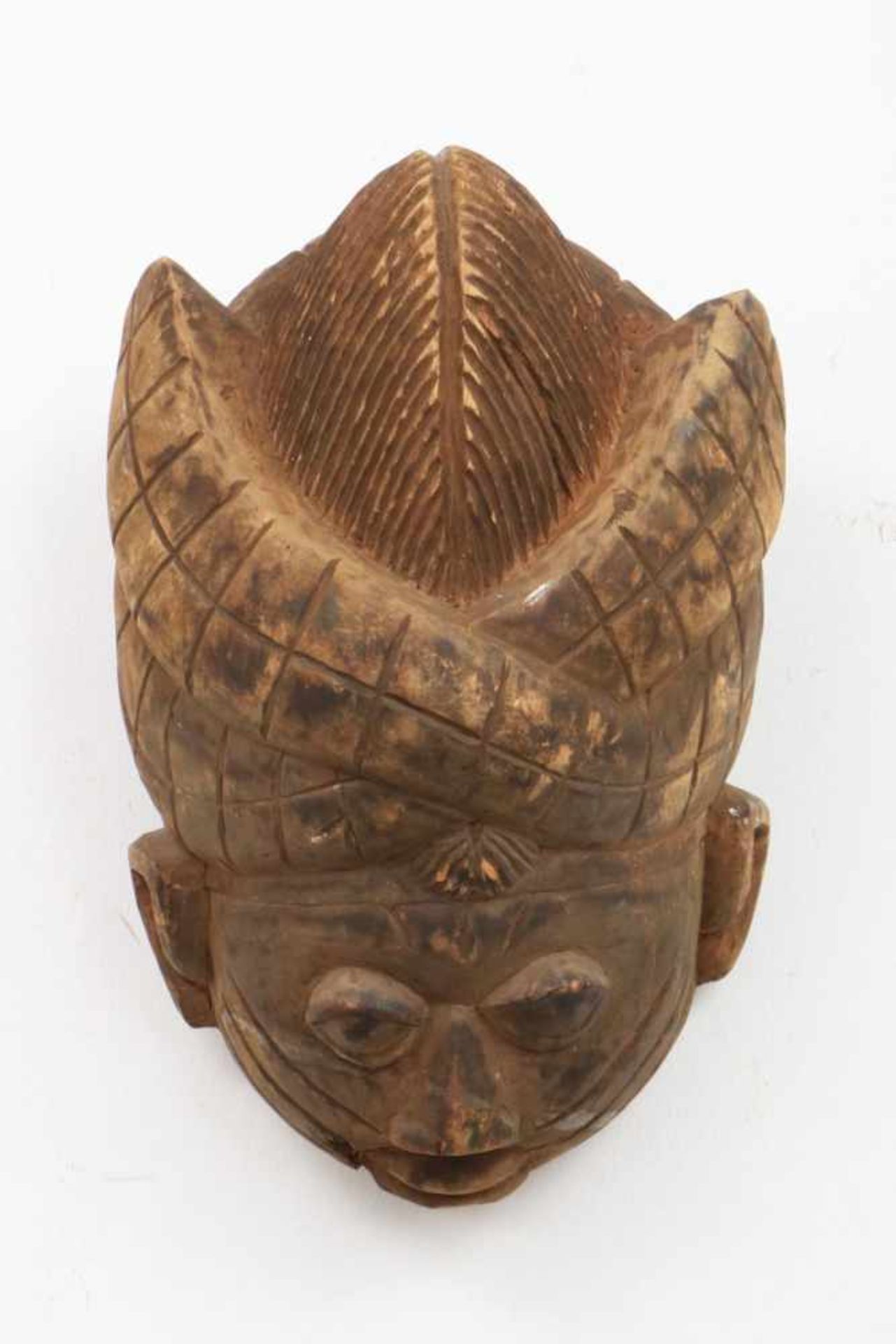 Afrikanische Ritualmaskewohl Zentralafrika, haubenförmiger Kopfschmuck mit Kerbdekor, H ca. 40cm