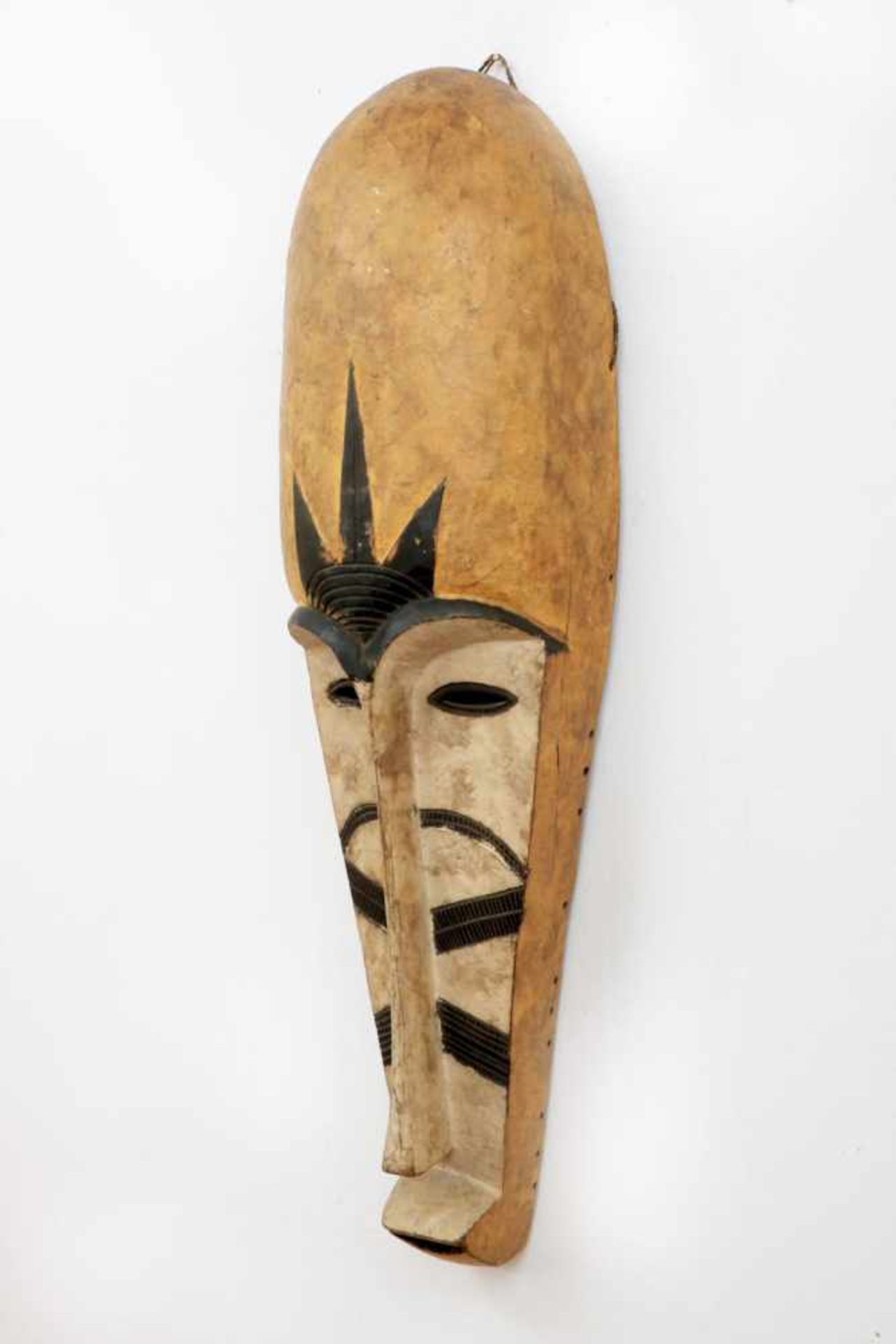 Afrikanische RitualmaskeFang, Gabun, Holz, geschnitzt, hohe, schlanke Maske mit Kaolin-Patina und - Image 2 of 2