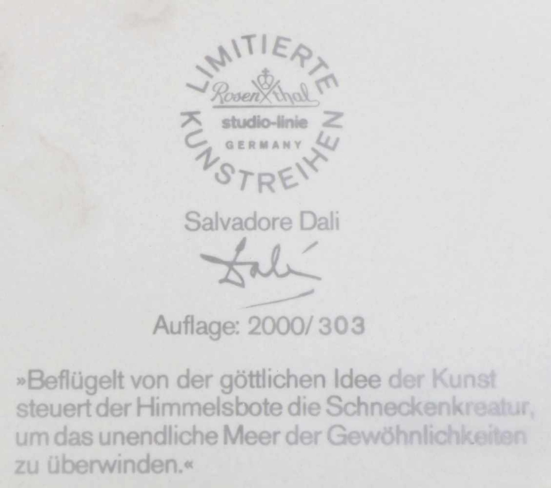 SALVADOR DALÍ (1904-1989) Keramikplatte ¨Himmelsbote¨pastellfarben staffiert, im Motiv und - Image 3 of 3