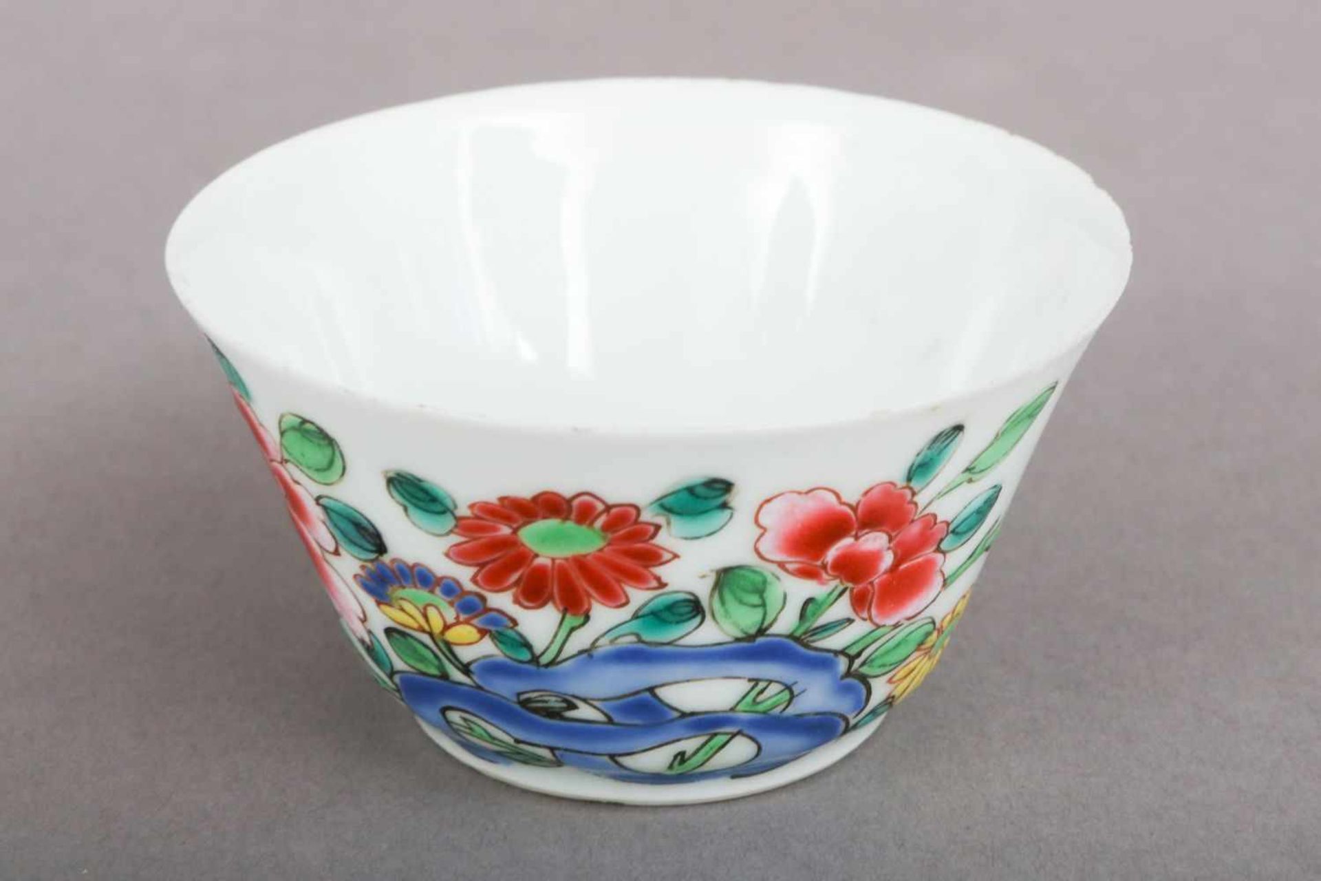 Chinesisches Porzellan-Koppchen mit UntertasseQing Dynastie, wohl Qianlong, polychromes Dekor mit - Image 5 of 5