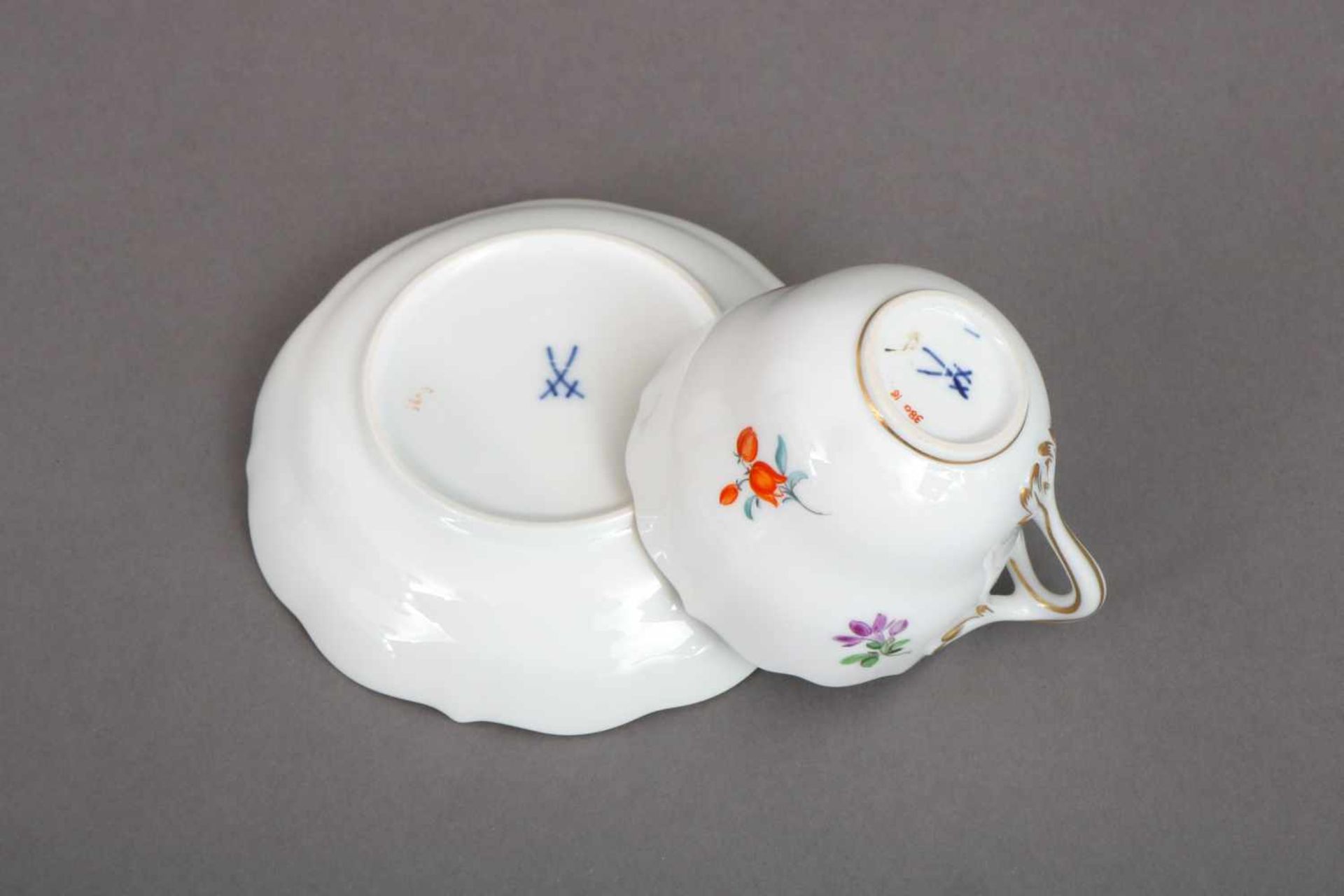 6 MEISSEN Mokkatassen mit UntertassenDekor ¨Blume¨ mit Goldrand und Goldstaffage, 1x Tasse und - Image 2 of 2