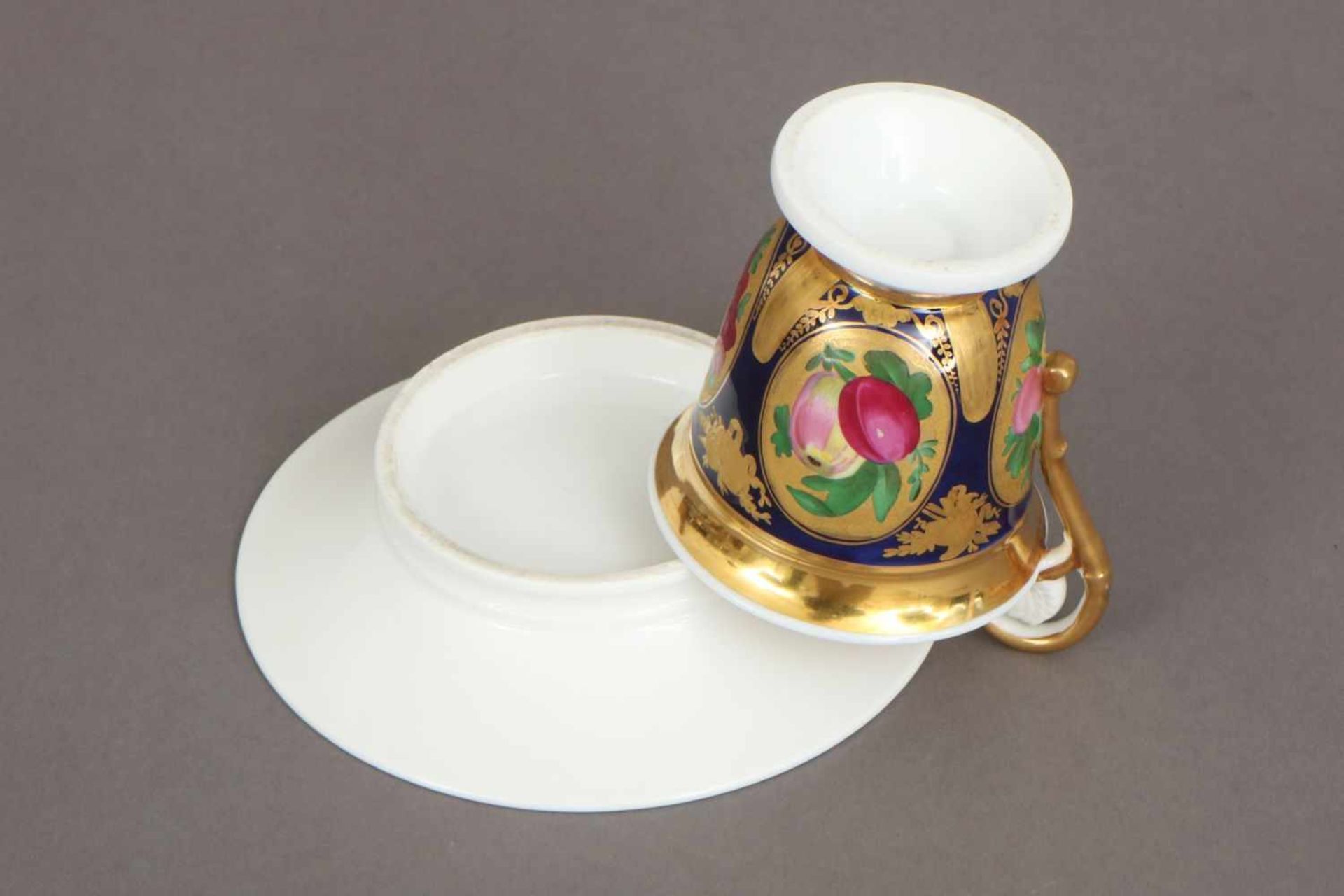 Französische Tasse im Stile des EmpireUmfeld SEVRES (ungemarkt), glockenförmige Tasse mit - Image 3 of 3
