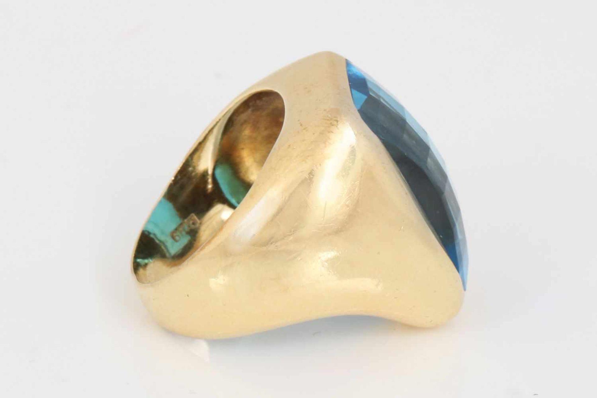 Cocktailring mit Blautopas750er Gelbgold, breite Schiene mit einem großen Blautopas (ca. 20ct.) im - Image 2 of 2