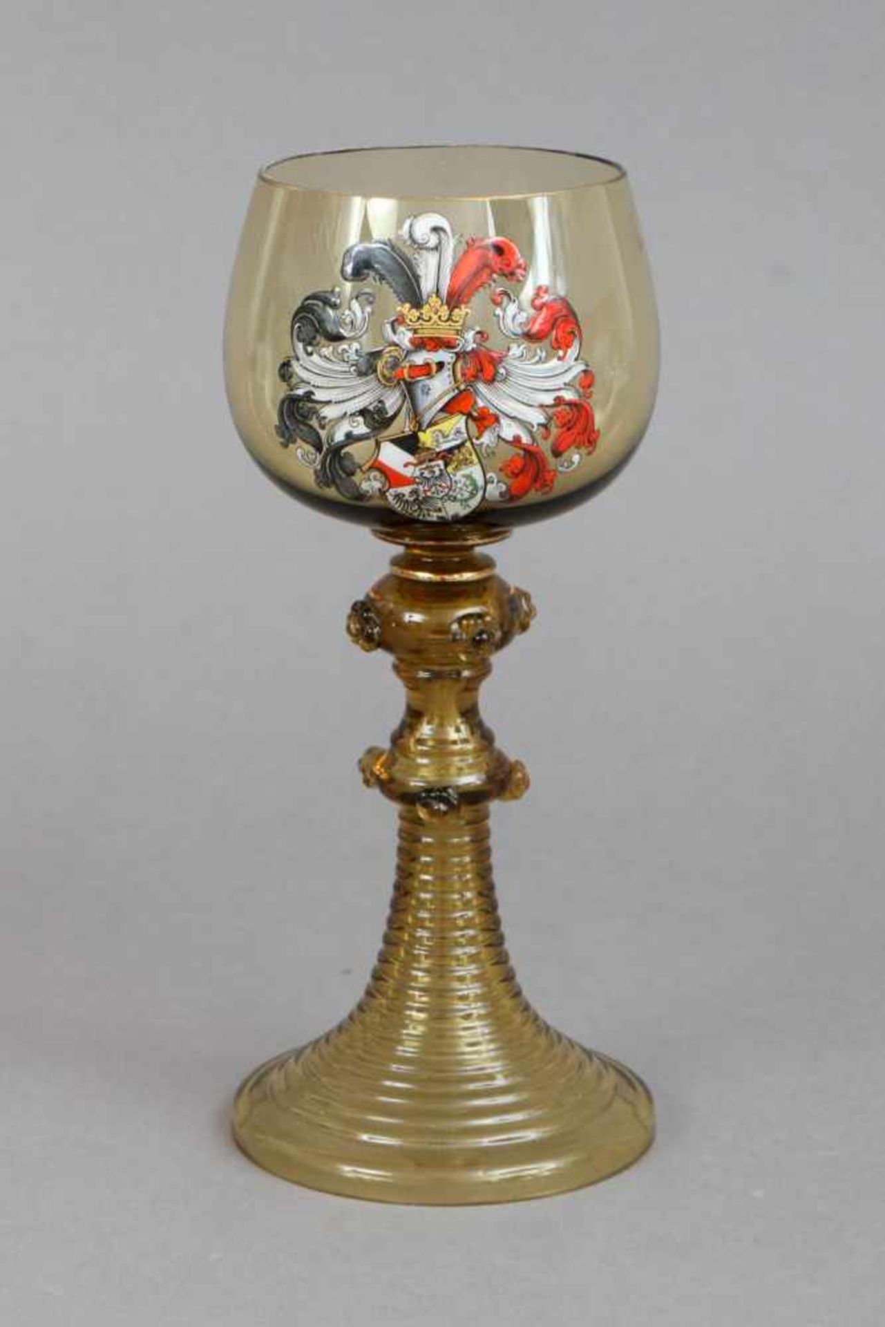 Weinrömer mit studentischem Emaille-Wappenum 1900, grünes Glas mit Noppen und runder Kuppa,