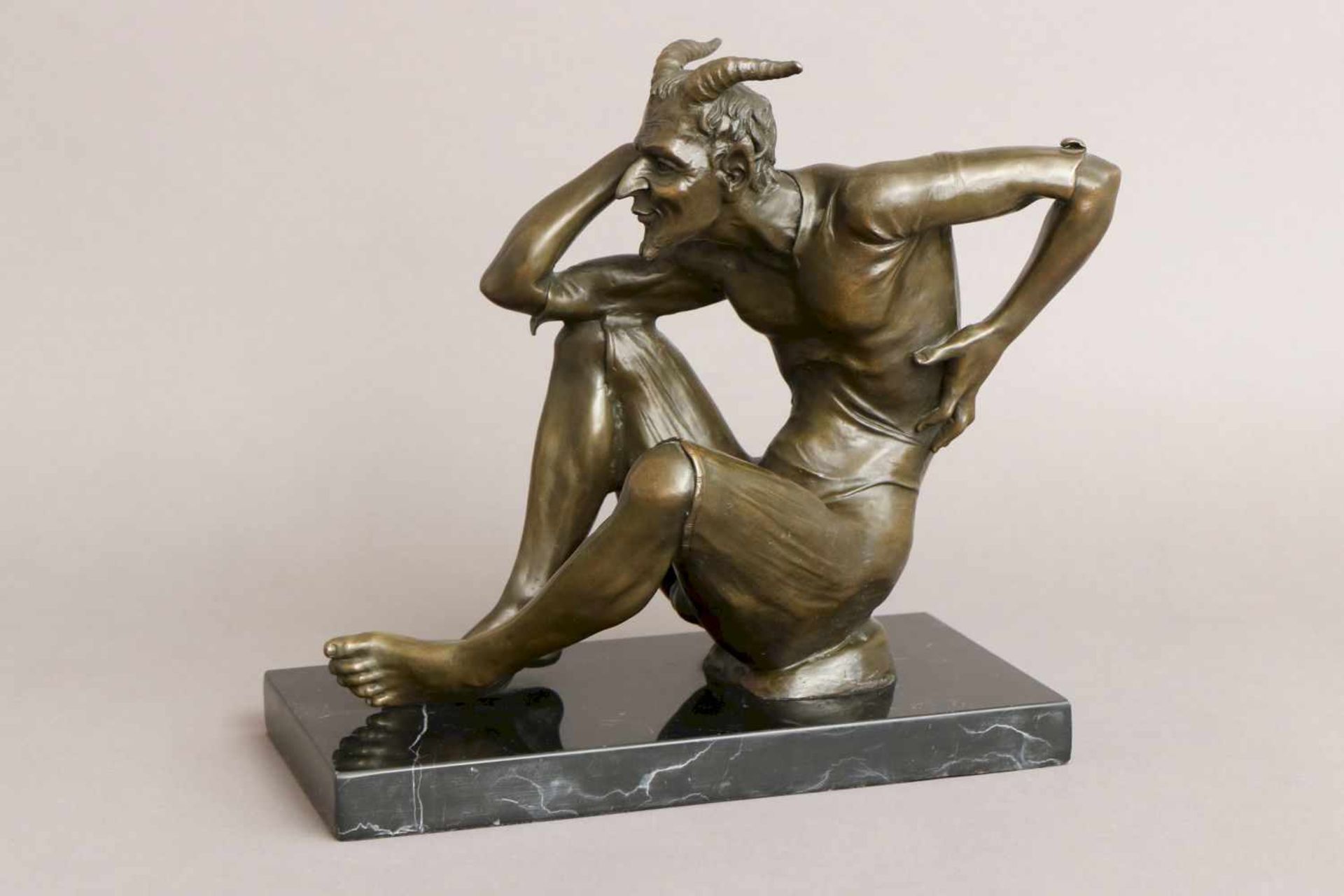 Bronzefigur ¨Satyr¨dunkel patiniert, sitzende Darstellung mit Hörnern und erigiertem Glied, auf