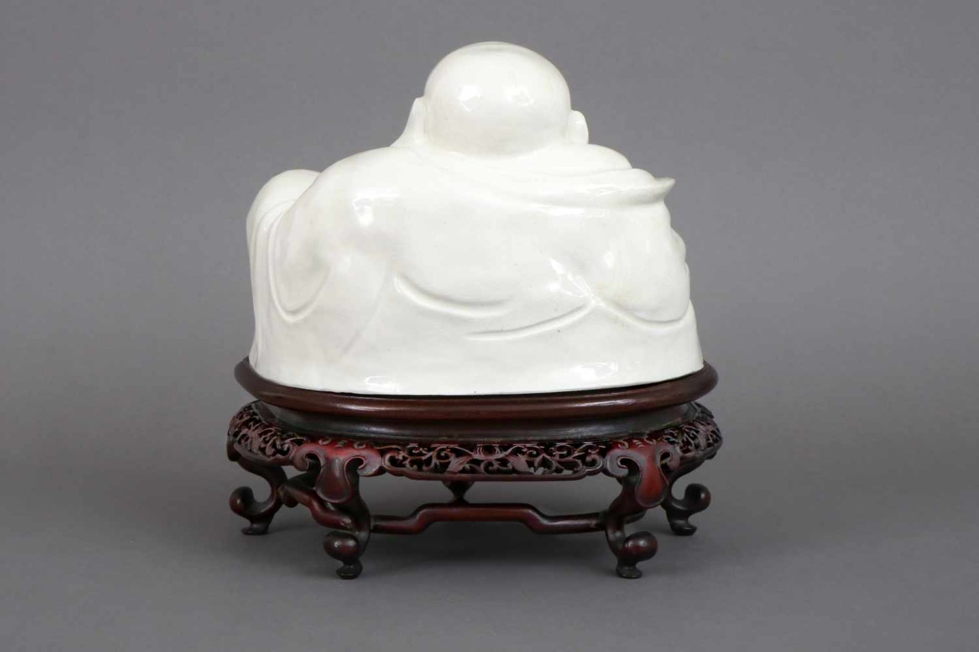 Chinesische blanc-de-Chine Buddhafigurweiß glasiertes Porzellan, späte Qing Dynastie (19. Jhdt.), - Image 2 of 2