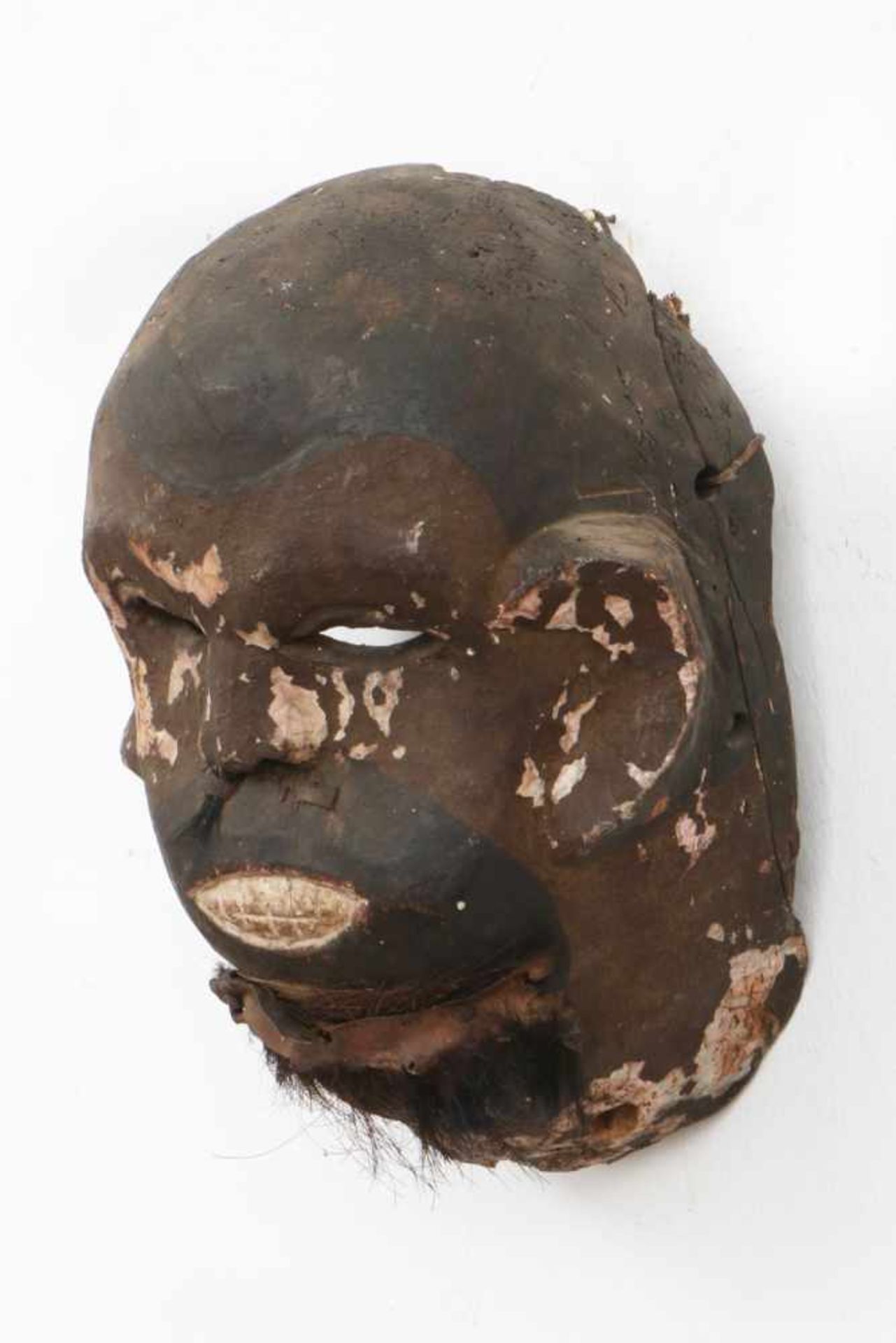 Afrikanische Ritualmaskewohl Azande, Kongo, Holz, geschnitzt und dunkel patiniert, Mundpartie mit - Bild 2 aus 2