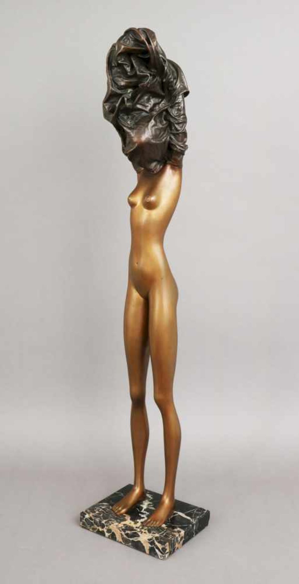 BRUNO BRUNI (1935) Bronzefigur ¨La Divina¨partiell vergoldet und dunkel patiniert, am rechten Fuß