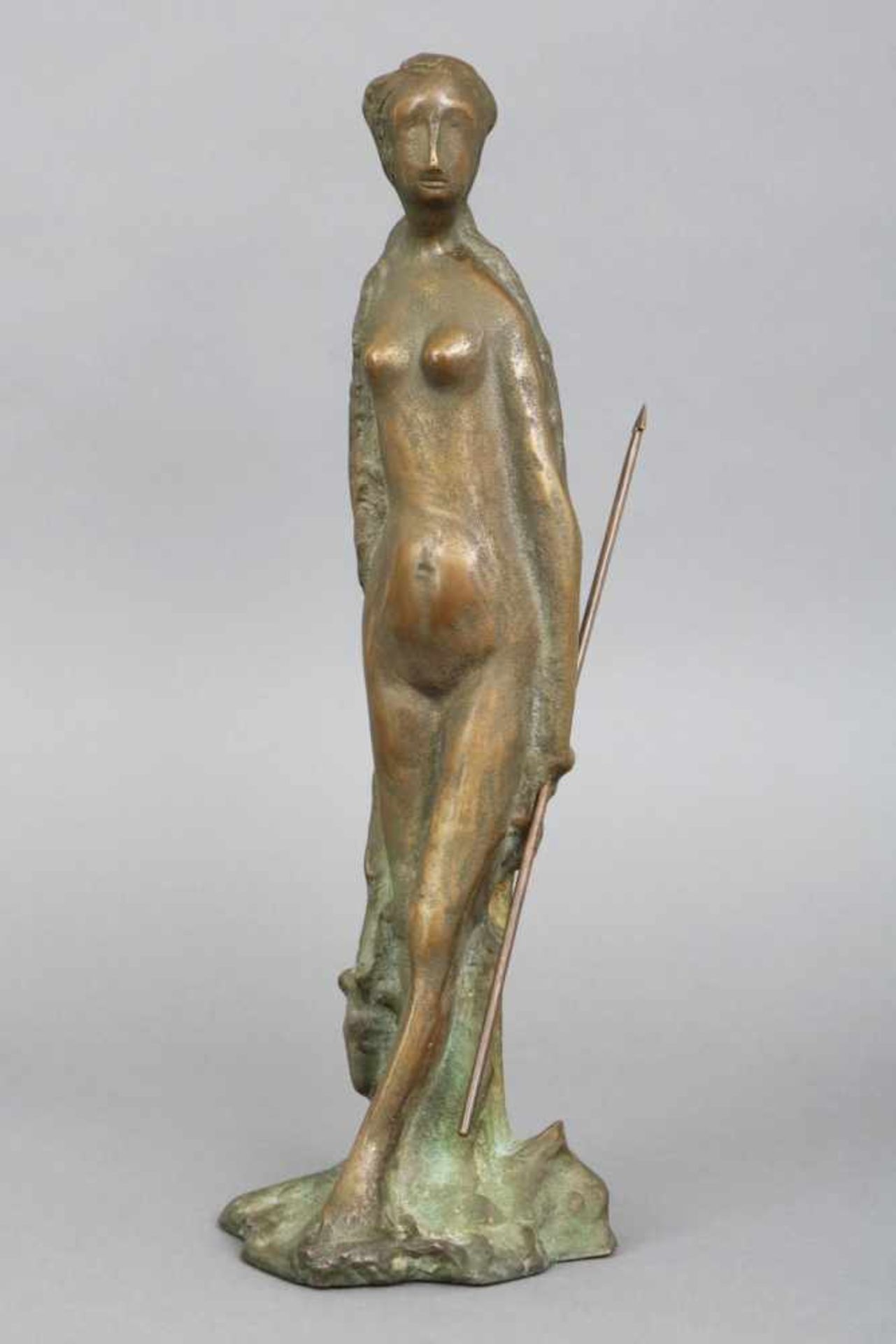 Bronzefigur ¨Stehende mit Speer¨Anonym, grün patinierter Voll-Guß, wohl um 1960, H ca. 40cm, ca. 9,