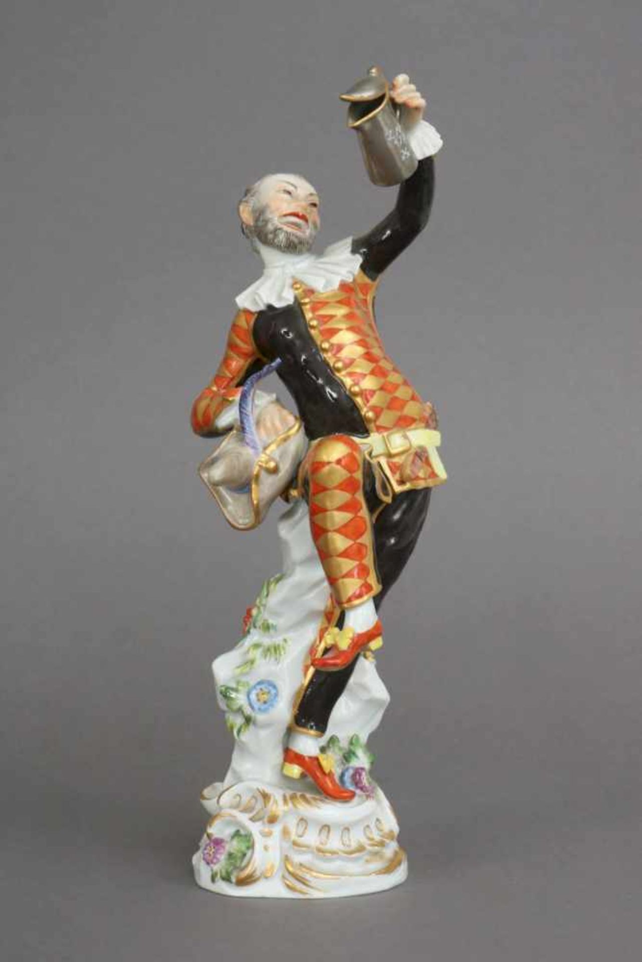 MEISSEN Porzellanfigur ¨Harlekin mit Deckelkanne¨Entwurf J.J. KAENDLER (1764), Modell 64551,