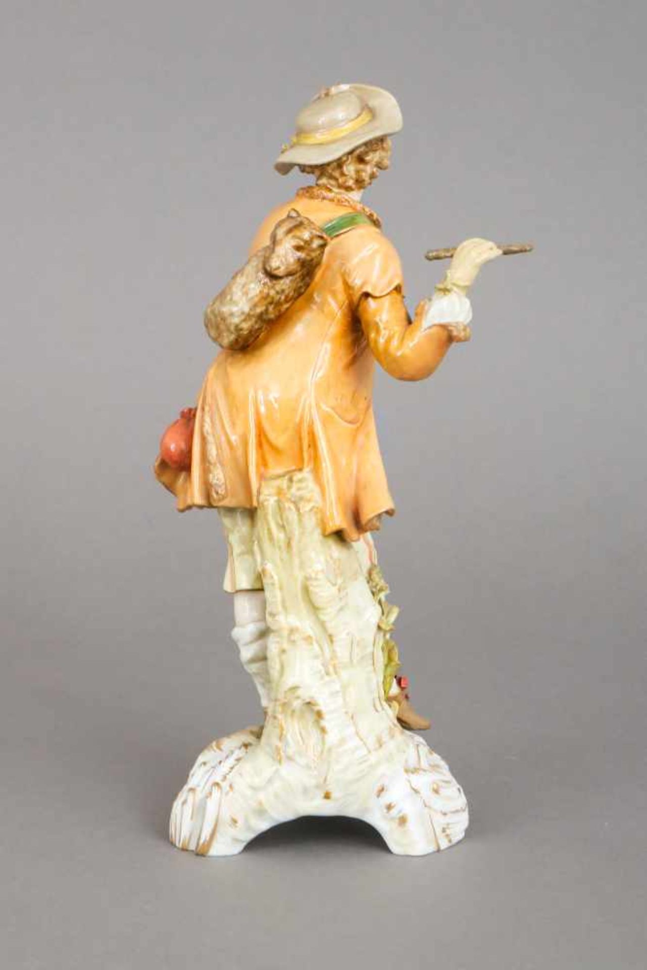 KPM BERLIN Porzellanfigur ¨Schäfer mit Flöte in Rokokogewand¨um 1900, farbig bemalt, - Bild 2 aus 3