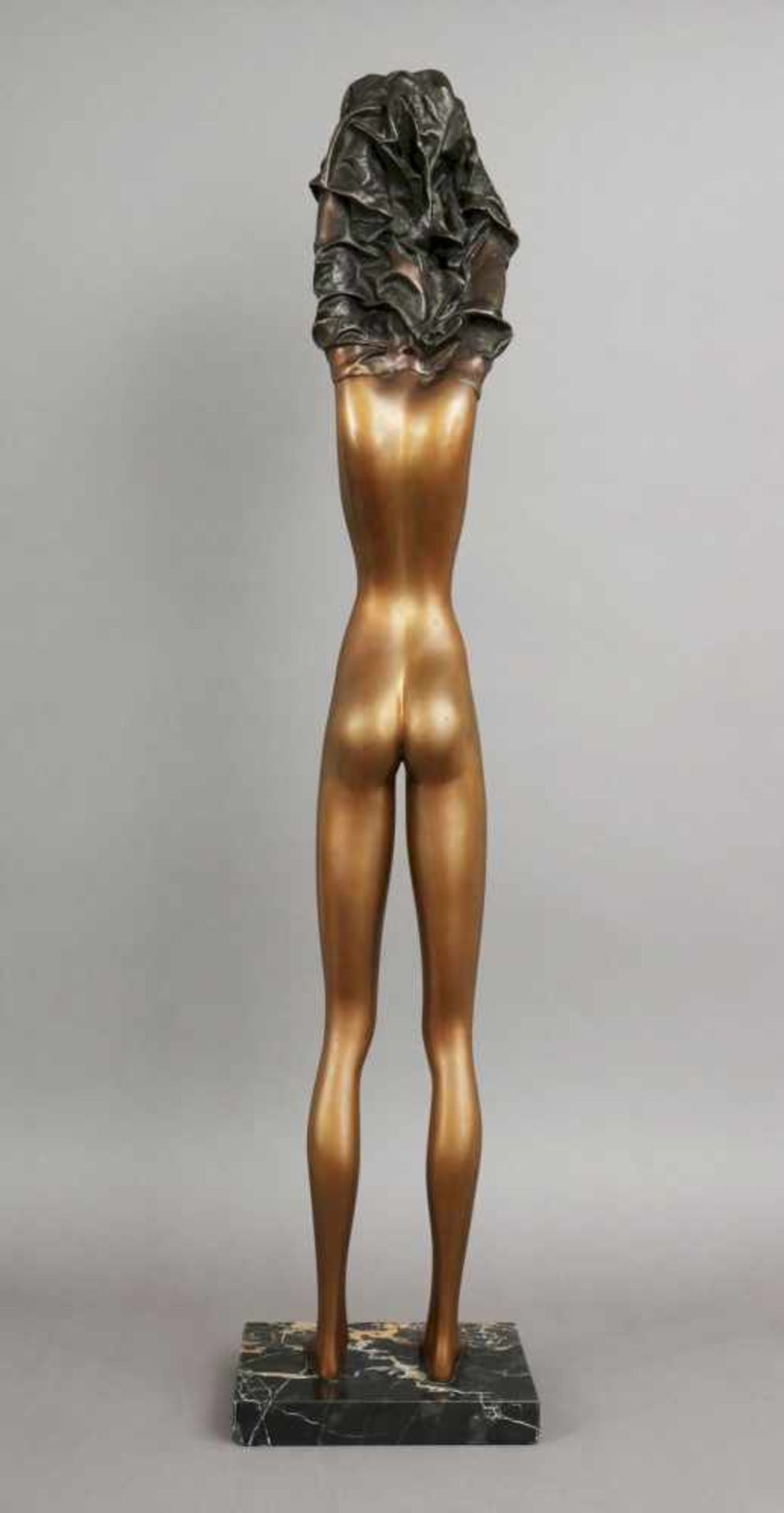 BRUNO BRUNI (1935) Bronzefigur ¨La Divina¨partiell vergoldet und dunkel patiniert, am rechten Fuß - Bild 2 aus 3