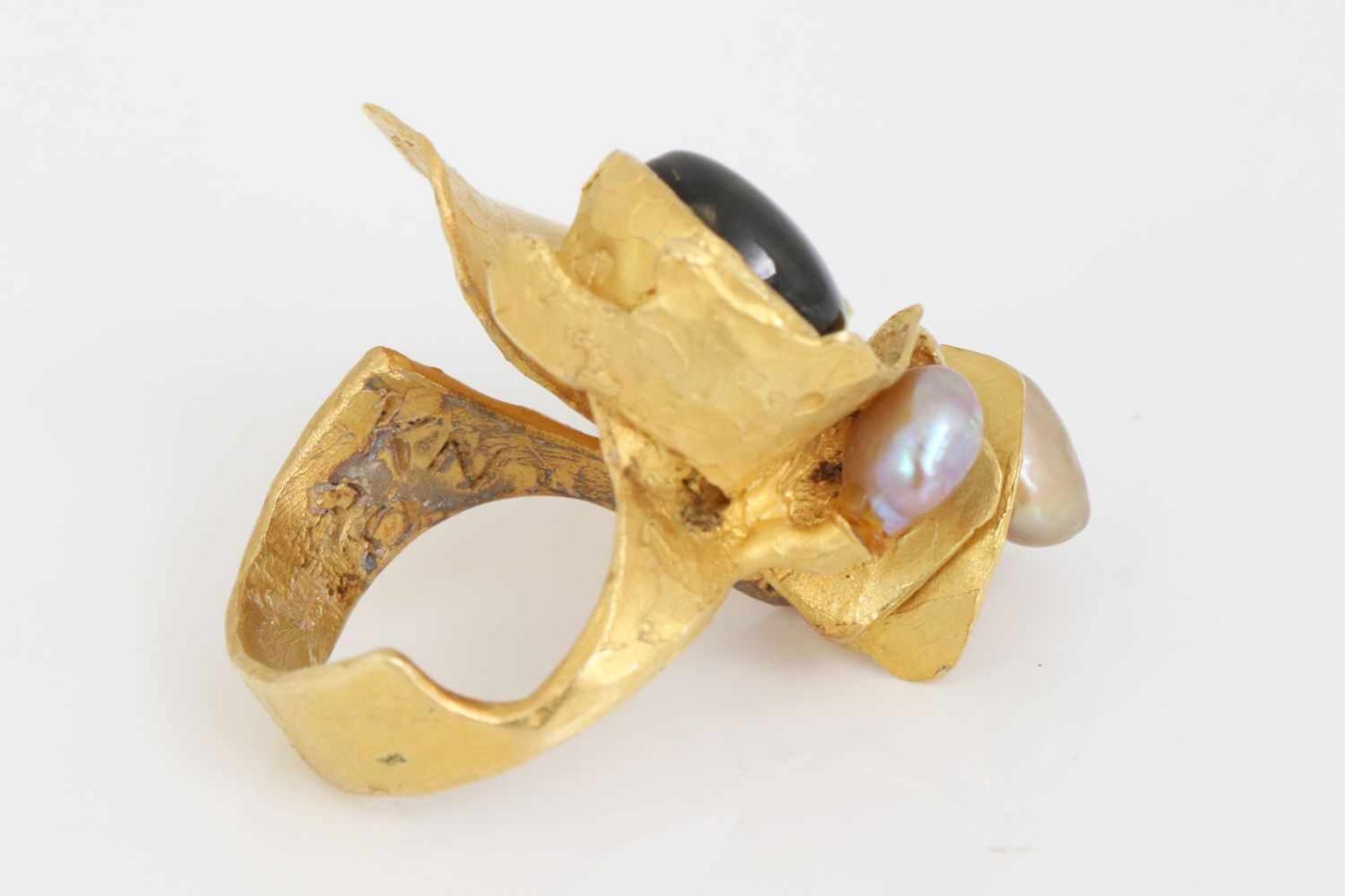 Damenring, Juwelier Neubauer750er Gelbgold, 1 dunkler Mondstein-Cabochon und 3 gräuliche Perlen, - Image 4 of 4