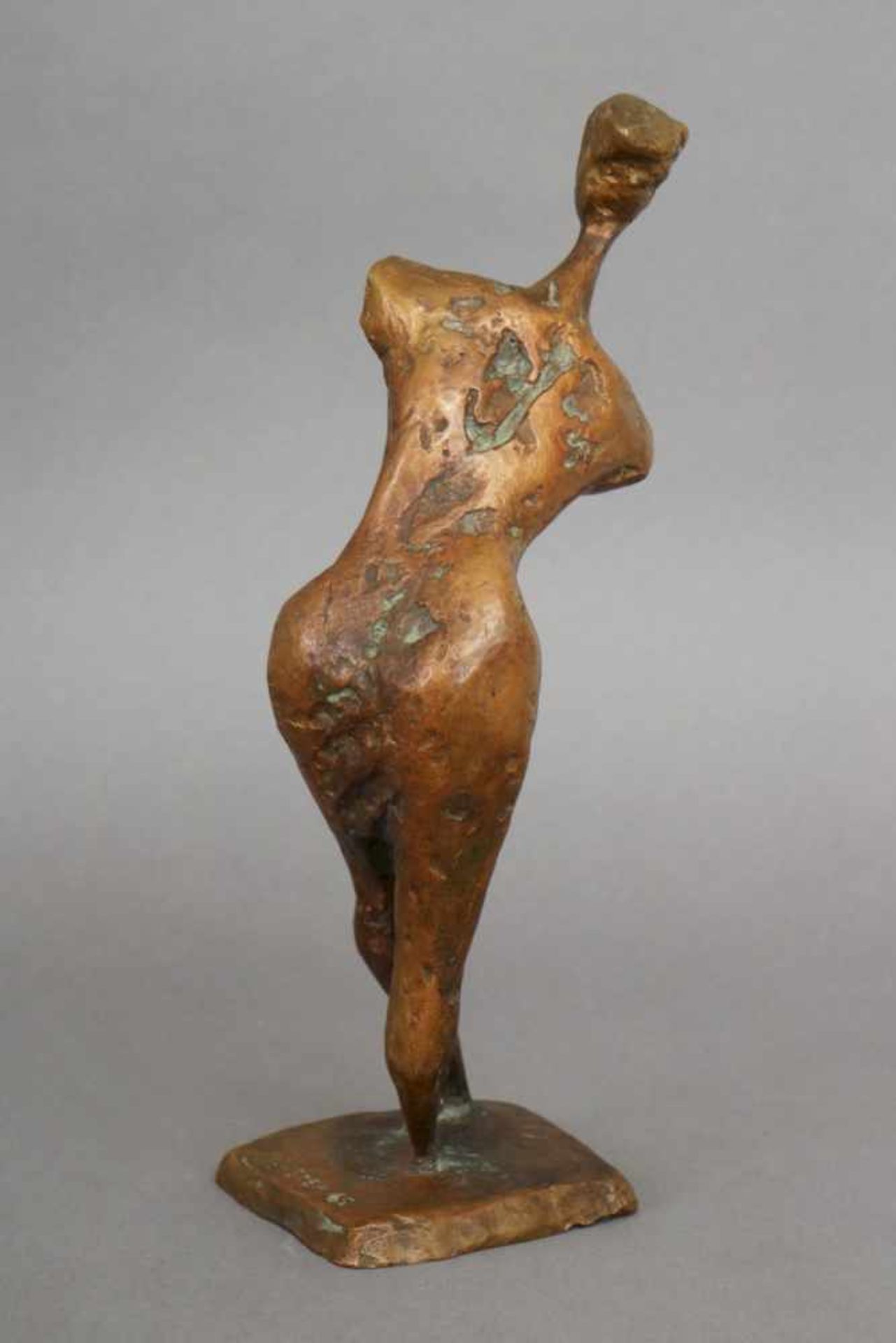 URSULA HANKE-FÖRSTER (1924 - 2013) Bronzefigur ¨Tanzende¨abstrahierte Darstellung einer Frau ohne - Bild 2 aus 3