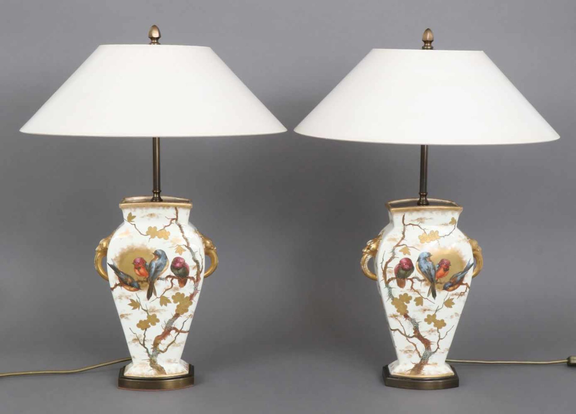 Paar TischlampenFuß aus Porzellan in Form einer Henkelvase, wohl Frankreich, um 1900,