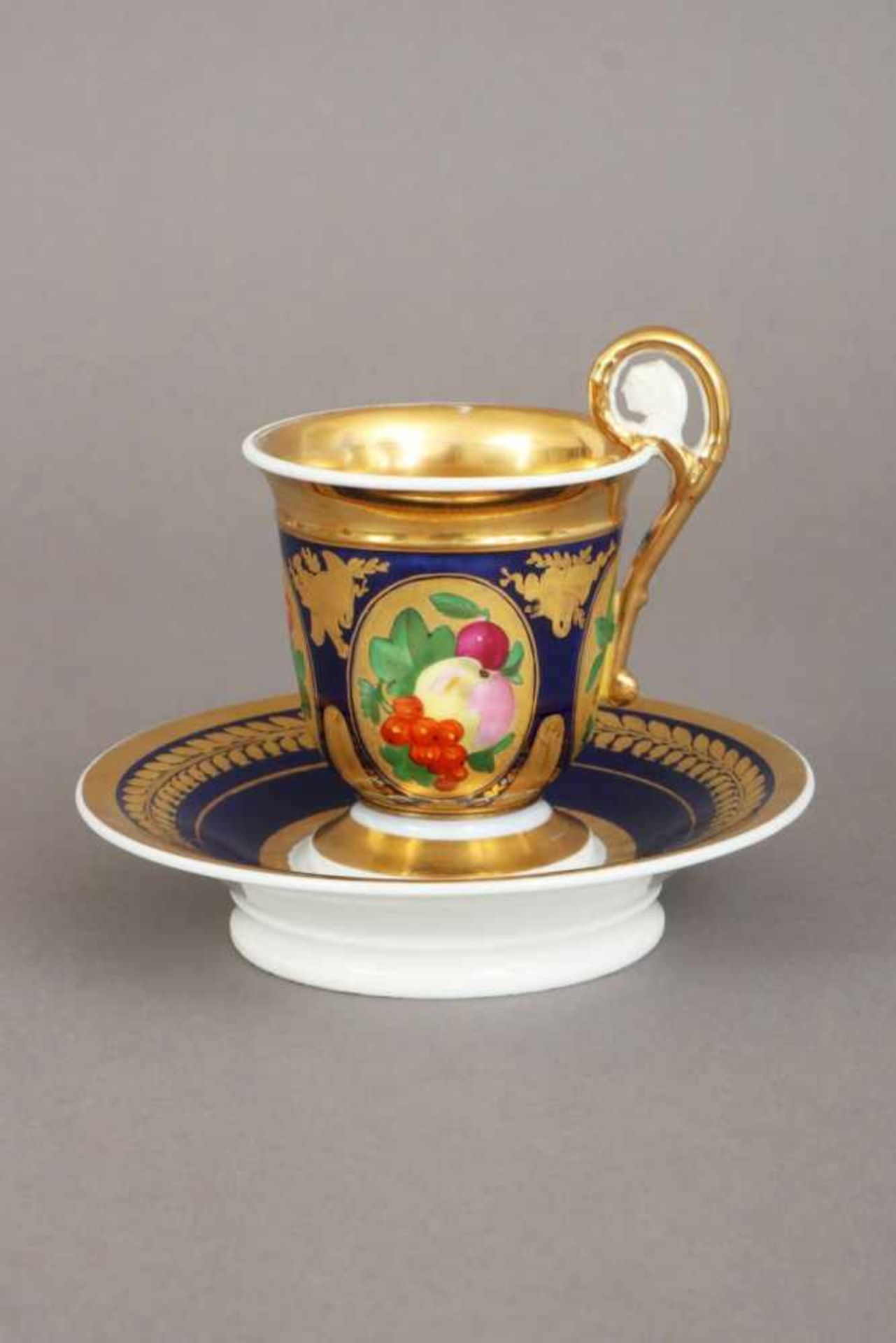 Französische Tasse im Stile des EmpireUmfeld SEVRES (ungemarkt), glockenförmige Tasse mit