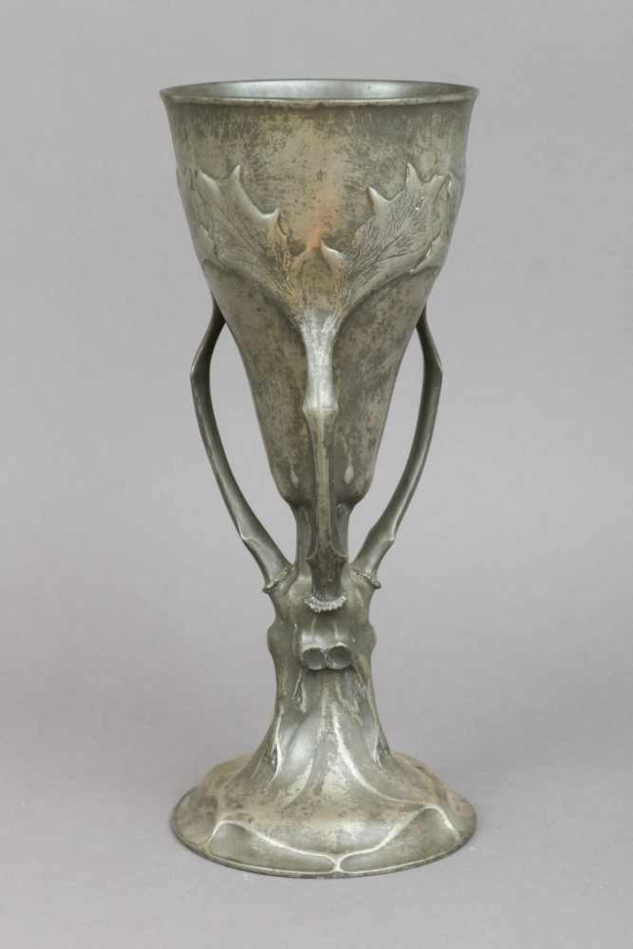Zinn (Jagd-)Pokal des JugendstilKayser-Zinn, Modell ¨4800¨, um 1900, Relief- und plastisches