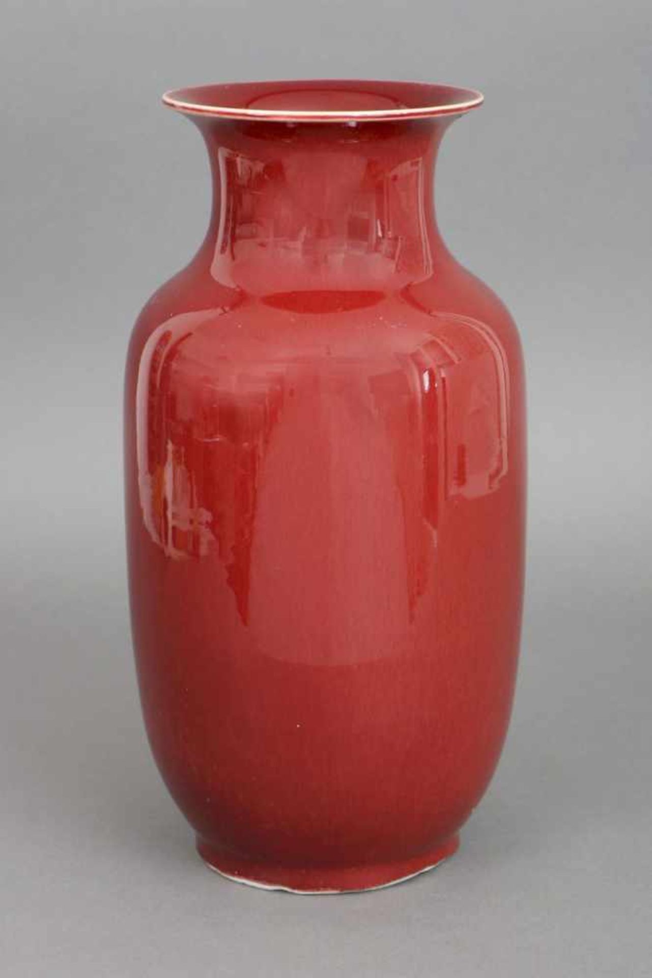 Chinesische Ochsenblut-VasePorzellan, Balusterform, eingezogener Hals, ausgestellte Mündung,
