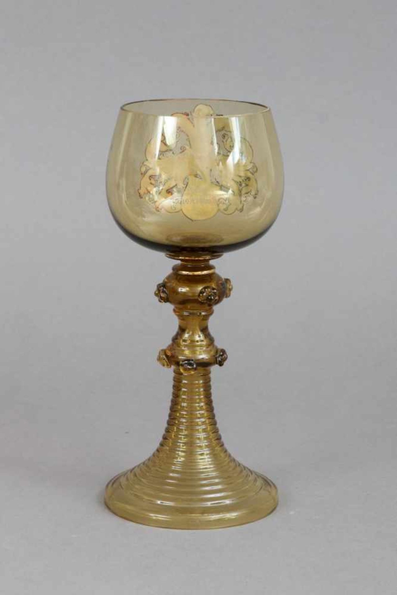 Weinrömer mit studentischem Emaille-Wappenum 1900, grünes Glas mit Noppen und runder Kuppa, - Bild 2 aus 3