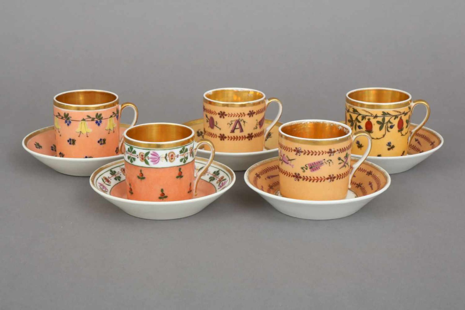 5 Tassen des Biedermeierunbekannte Manufaktur, um 1820, zylindrische Tassen mit Ohrengriffen,