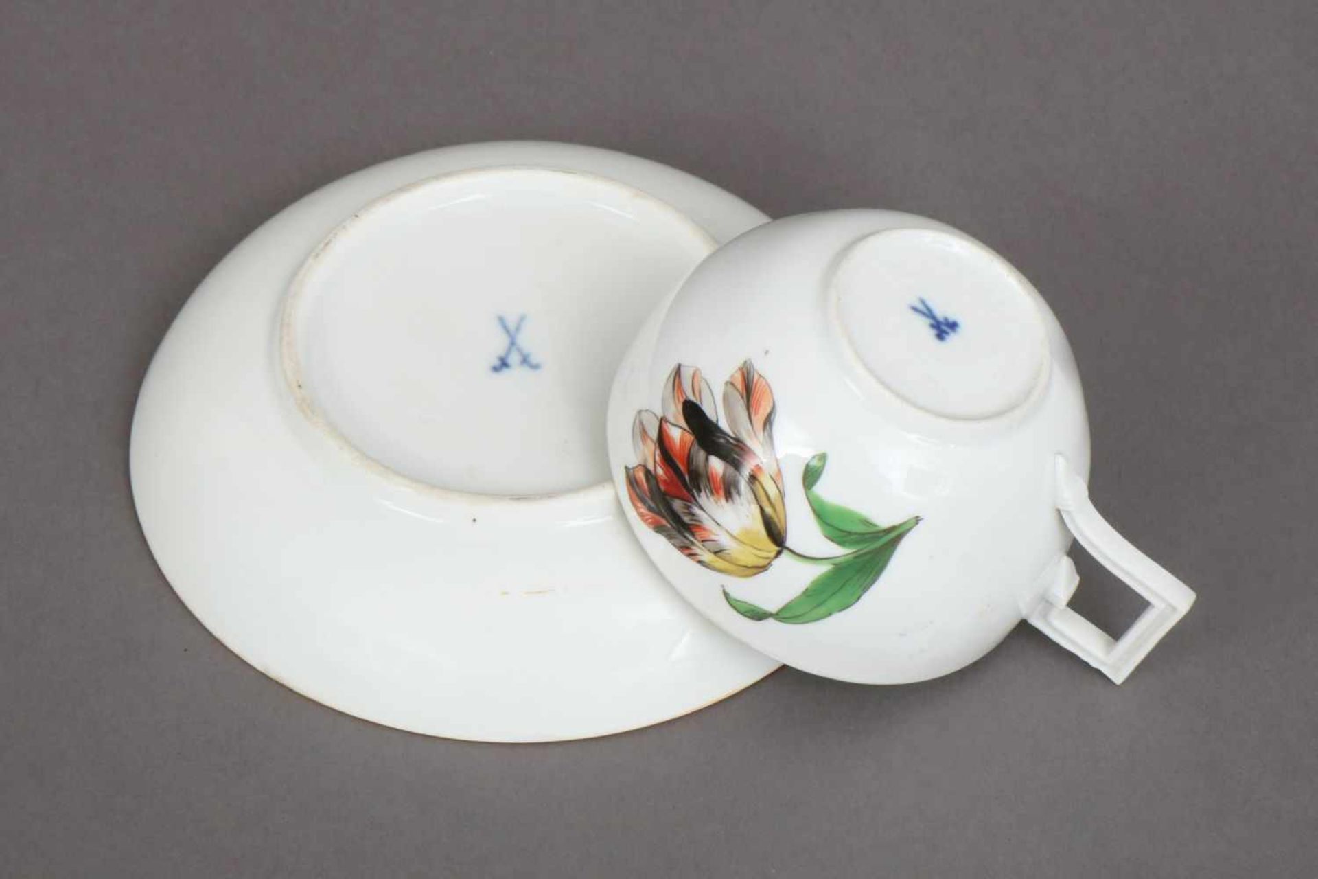 MEISSEN Tasse des 19. Jahrhunderts in Empire-Formglatter Rand, polychrome Tulpen-Malerei, brauner - Bild 2 aus 3